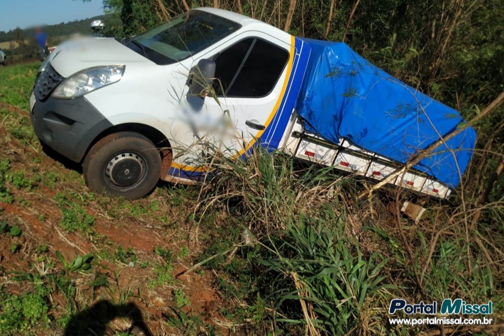 Caminhão cai em barranco após batida na BR-277 em São Miguel