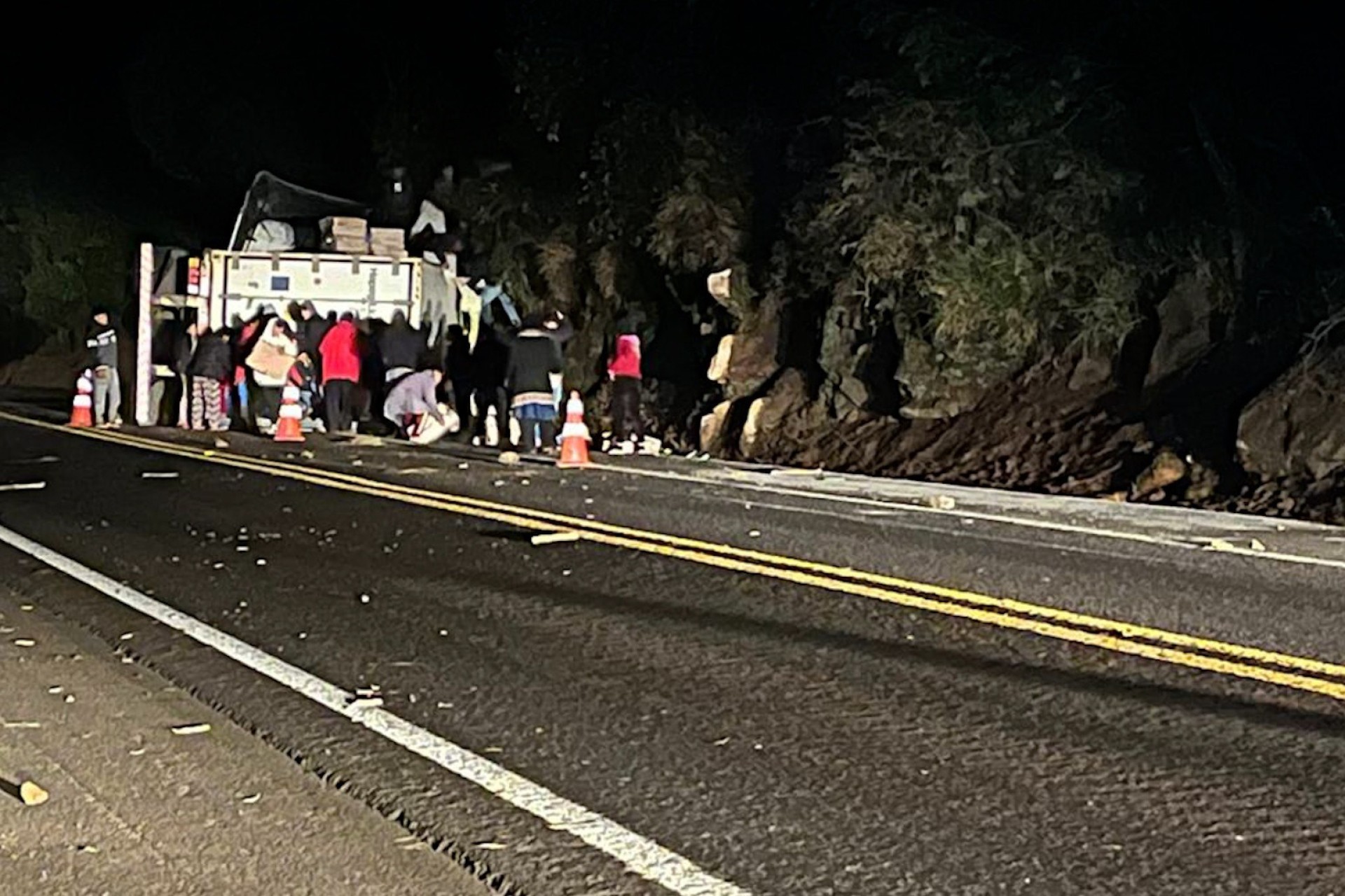 Caminhão com 27 toneladas de frango tomba na BR 277 e carga é saqueada