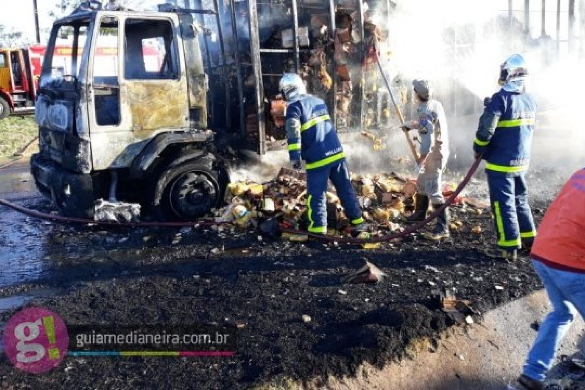 Caminhão de Medianeira fica destruído após pegar fogo na BR 277