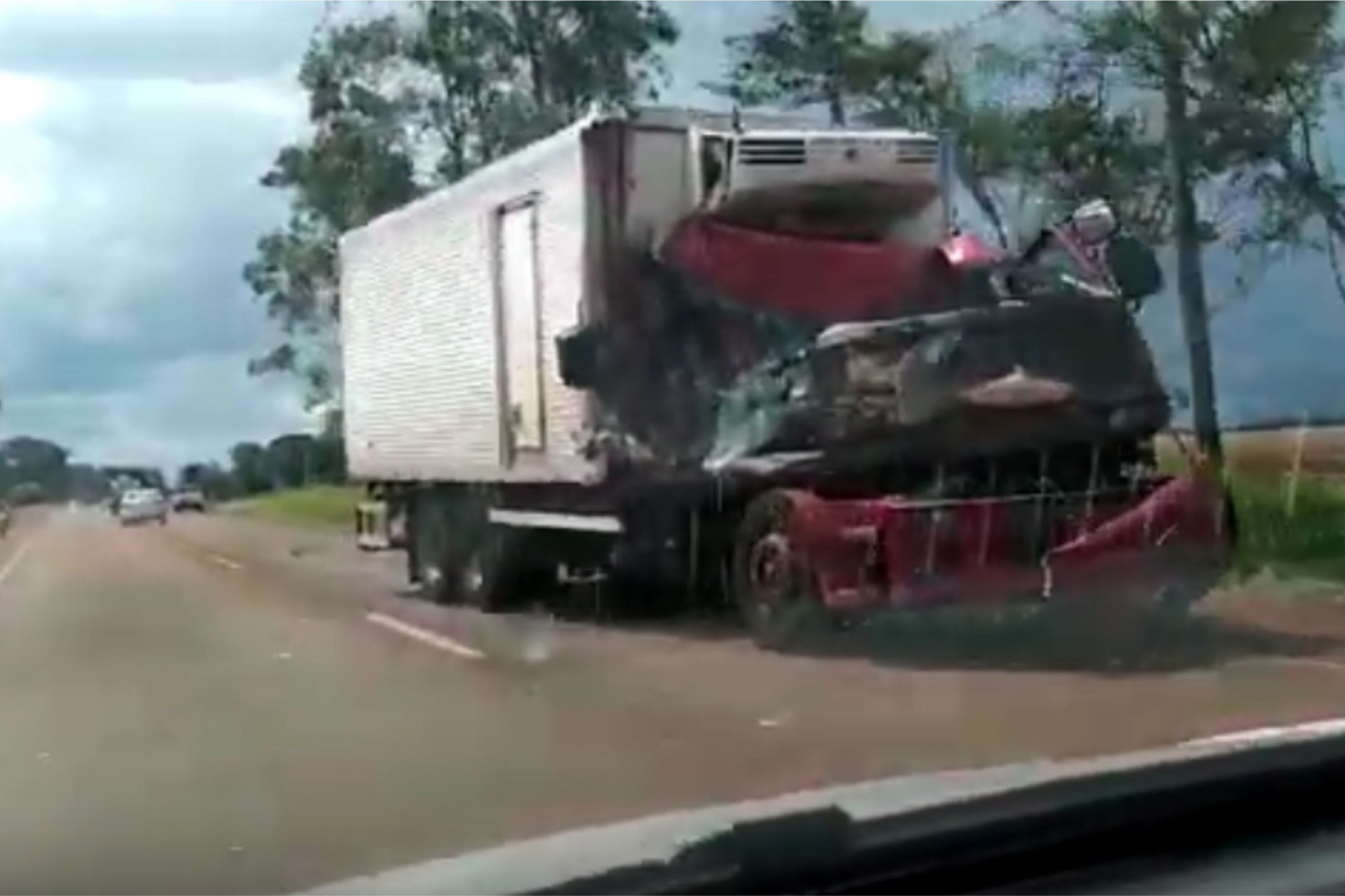 Caminhão de Medianeira se envolve em acidente próximo à Dourados no Mato Grosso do Sul