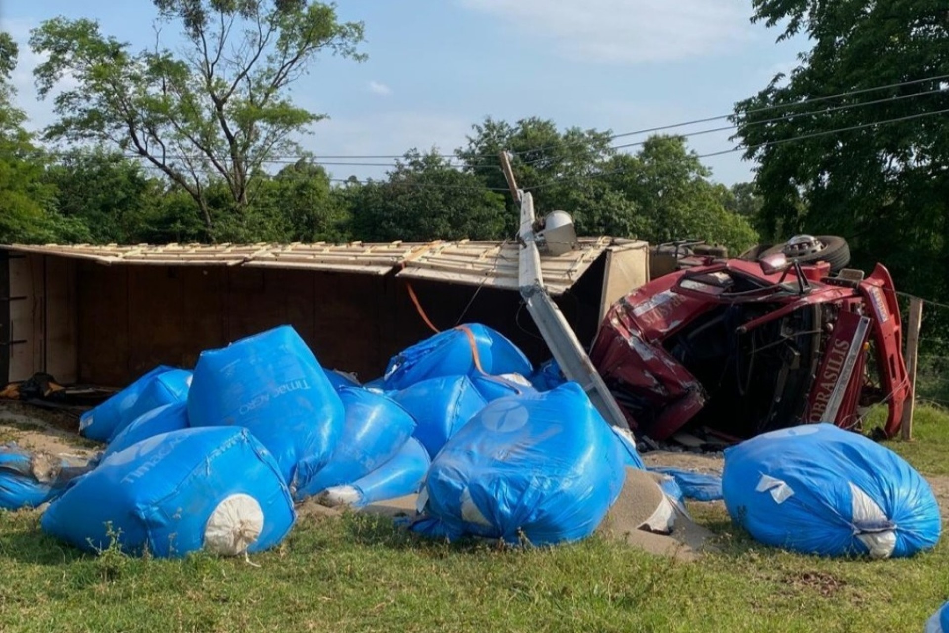 Caminhão fica destruído ao tombar no interior de Santa Helena e motorista sai ileso