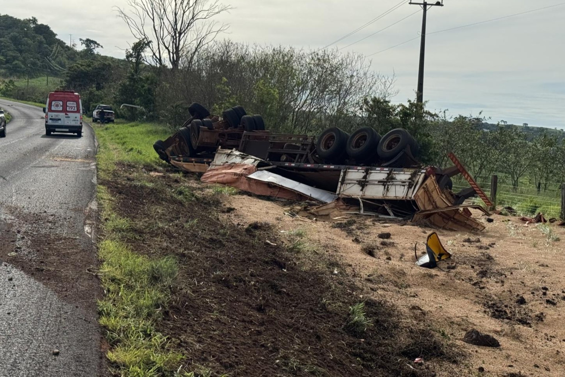 Caminhão fica destruído em tombamento na PR 488 em Diamante do Oeste
