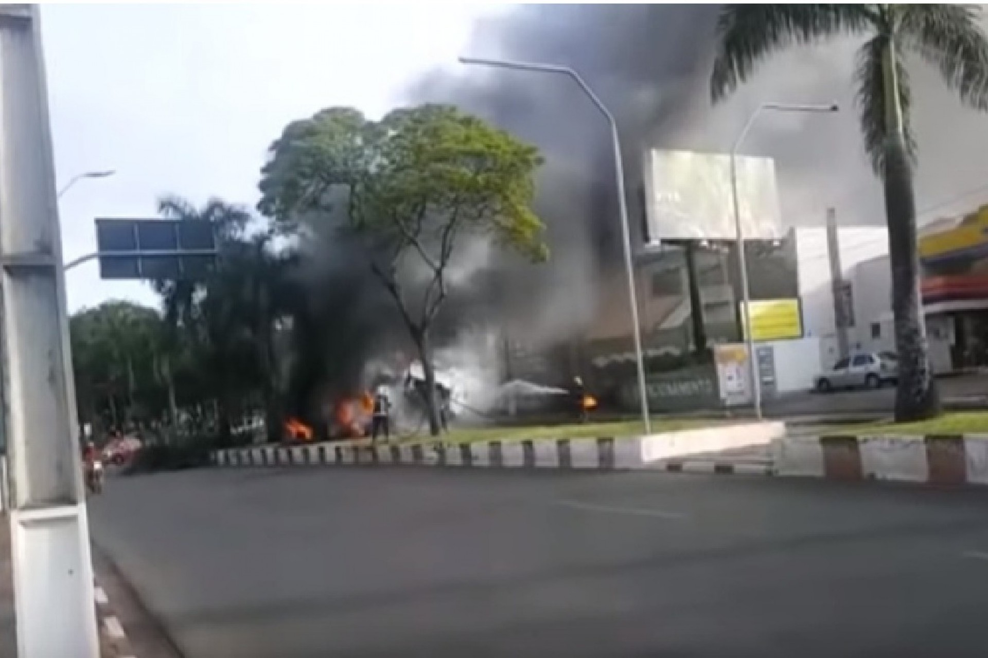 Caminhão passa por cima de veículos e explode em grave acidente em Foz do Iguaçu