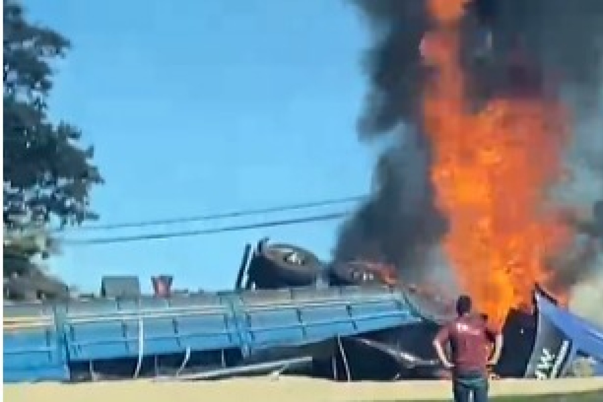 Caminhão pega fogo após acidente na BR-277 e rodovia é interditada em Céu Azul