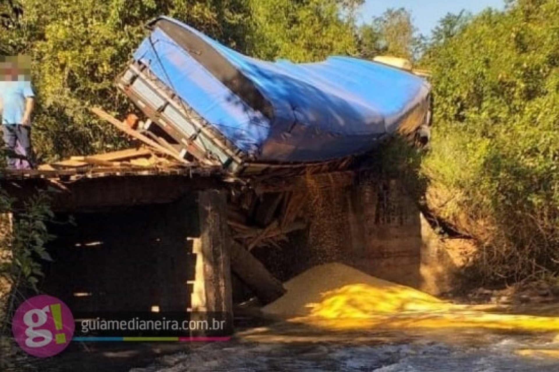 Caminhão quase cai em rio após ponte ceder no interior do município de Medianeira