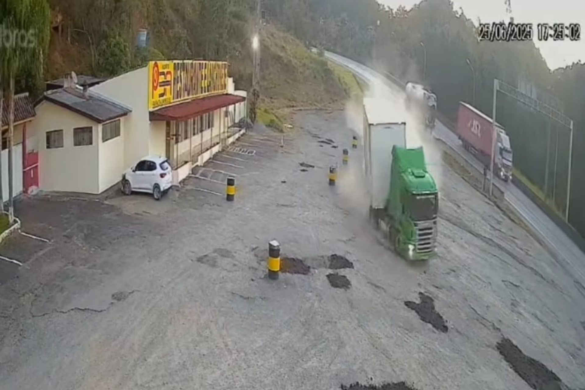 Caminhão tomba ao ficar sem freio na BR-116 no Paraná