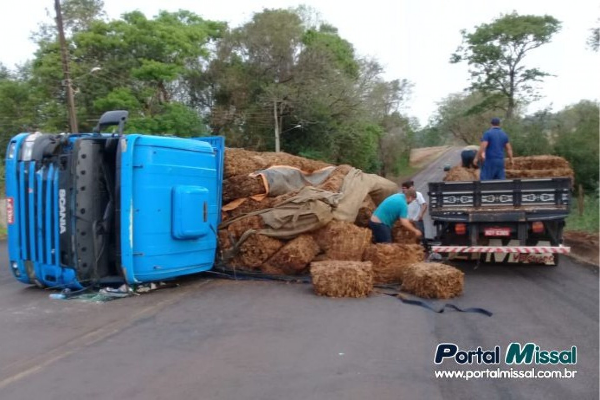 Caminhão tomba ao sair da rodovia Portão Ocoi e entrar na PR 497
