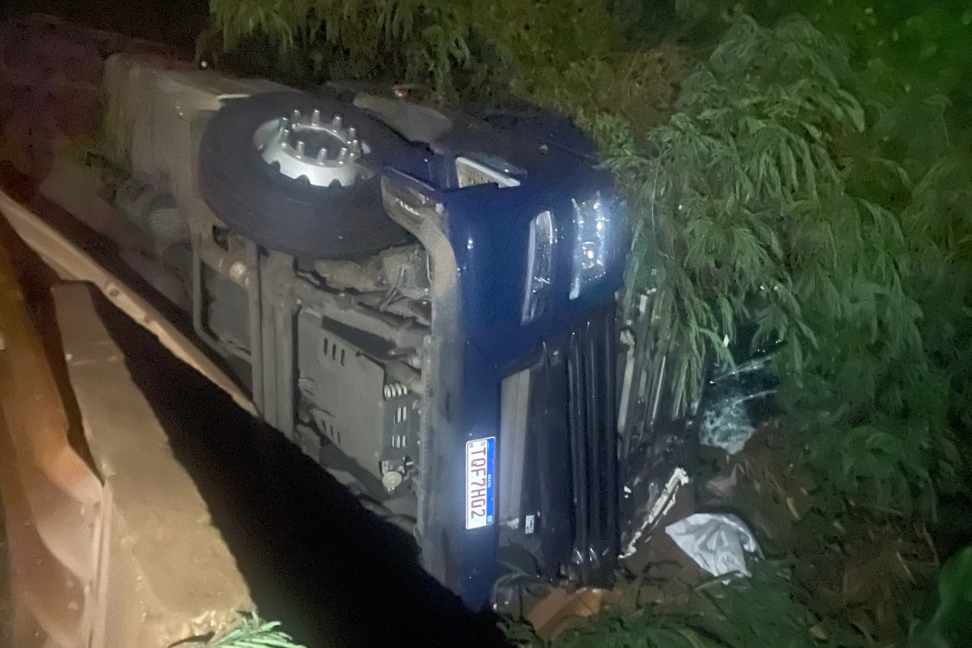 Caminhão  tomba na cabeceira da ponte do Rio São Vicente em Missal
