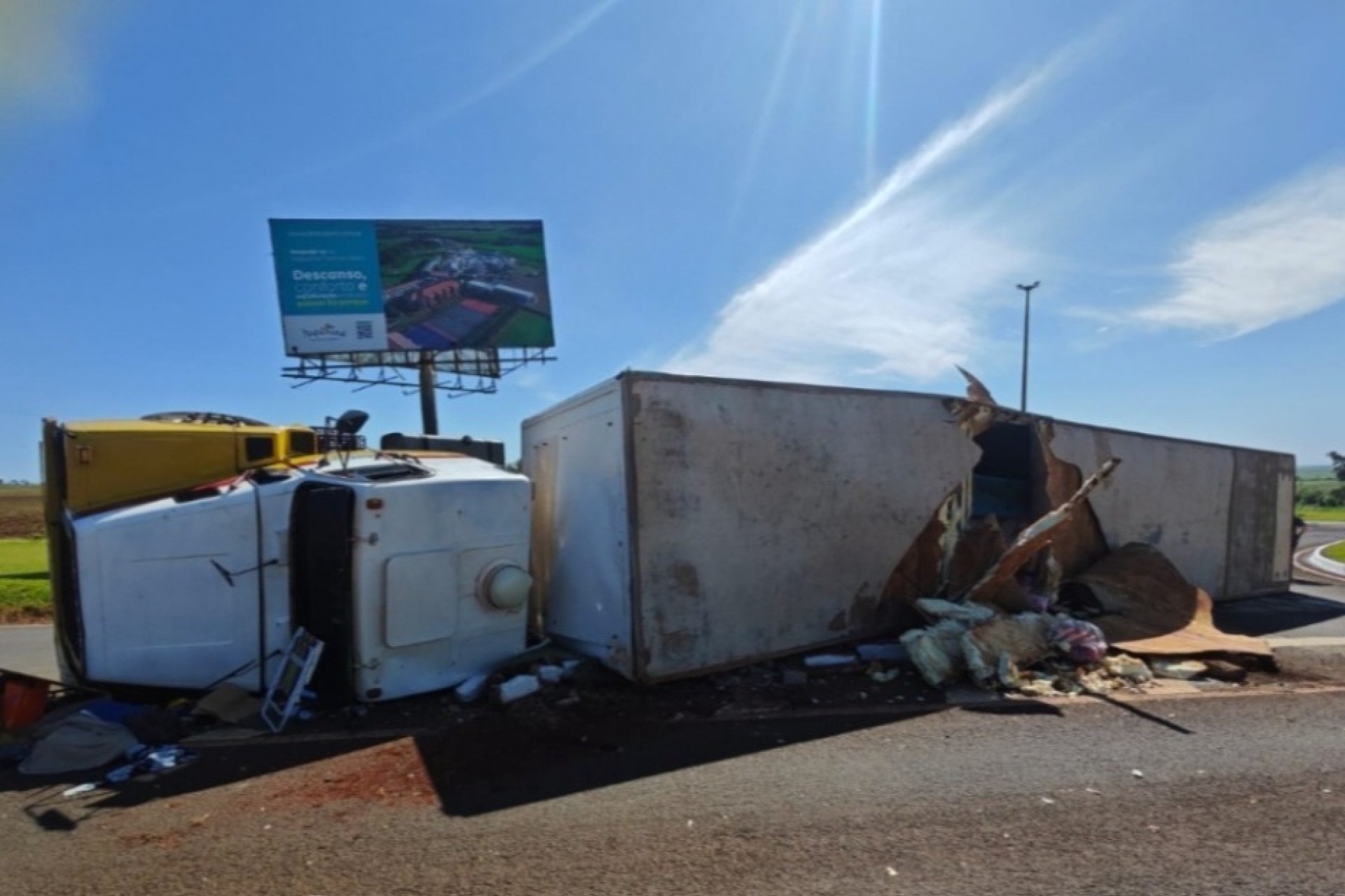 Caminhão tomba na PR-497 próximo a Itaipulândia; motorista sofre ferimentos leves