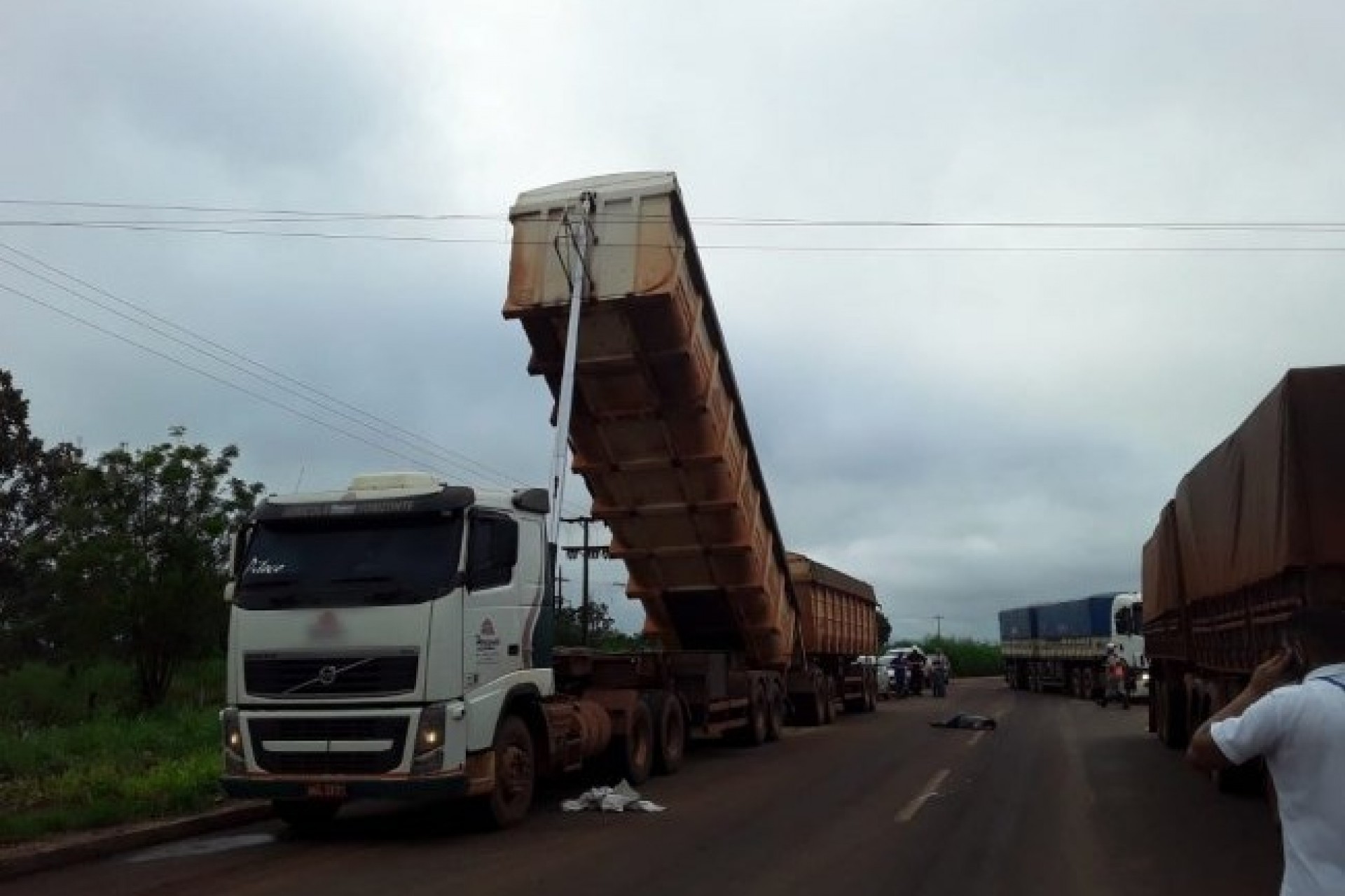 Caminhoneiro de Marechal Rondon é eletrocutado ao bascular caminhão sob rede de energia elétrica