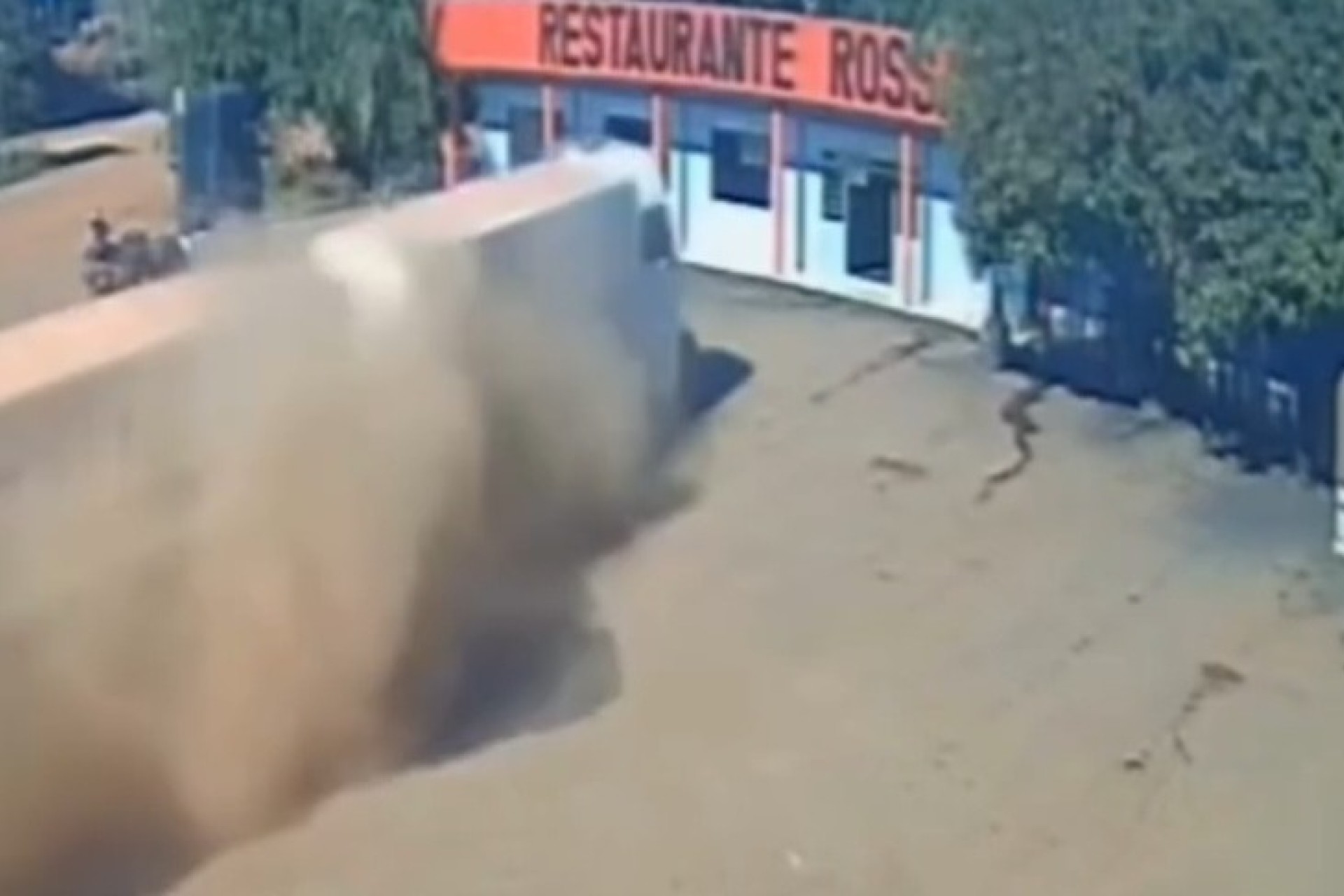 Caminhoneiro é atingido por motorista bêbado e destrói restaurante em MT