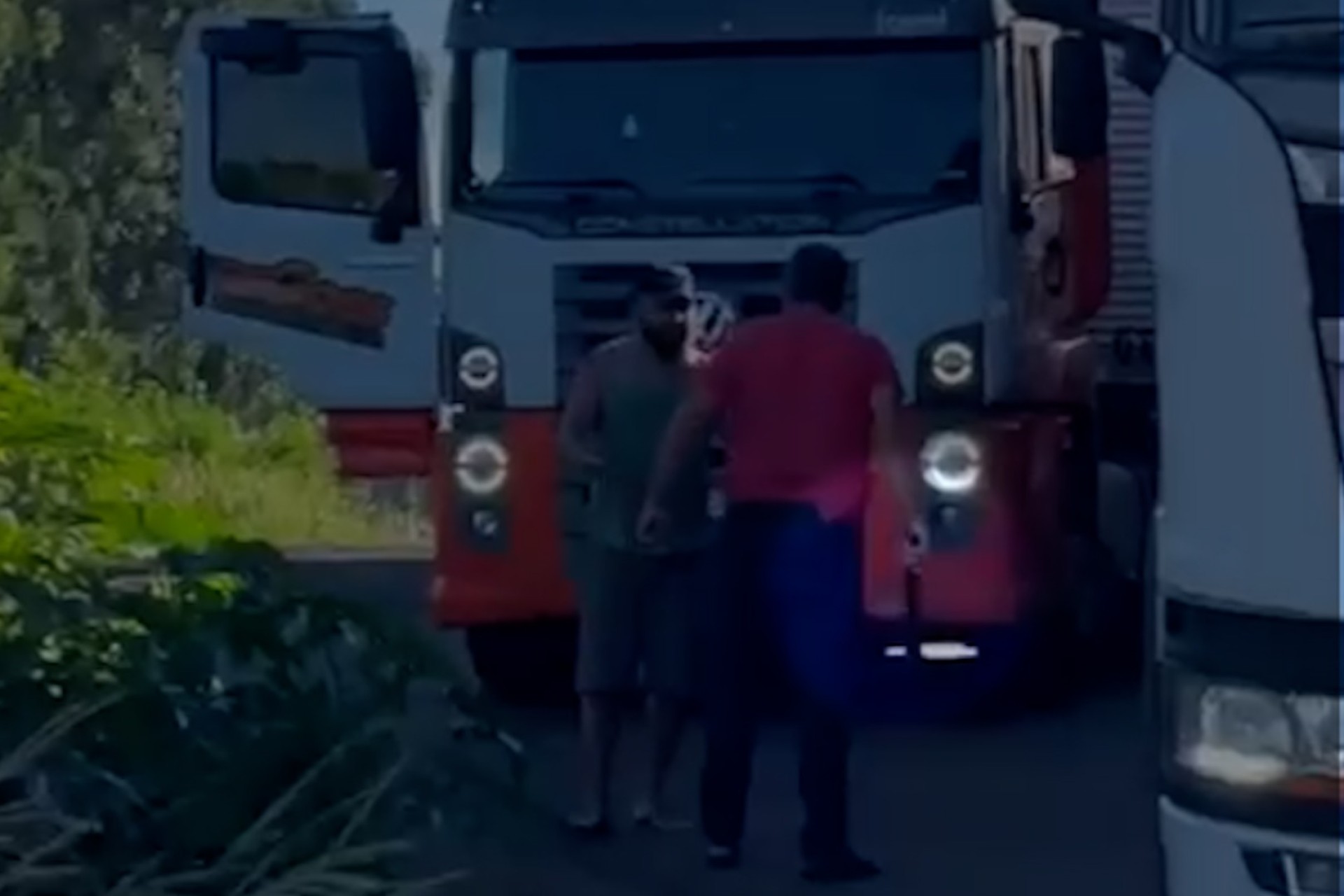 Caminhoneiro é cortado com facão após manobra na BR-163