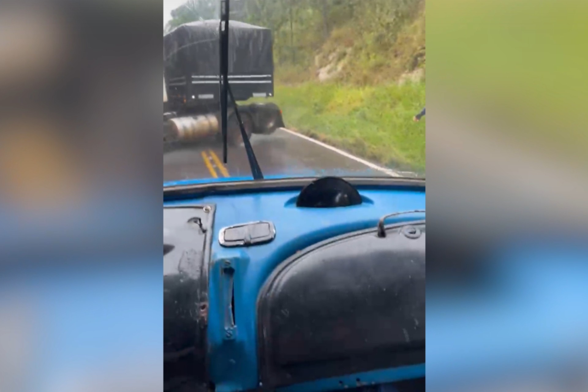Caminhoneiro evita tragédia em curva de rodovia no Paraná