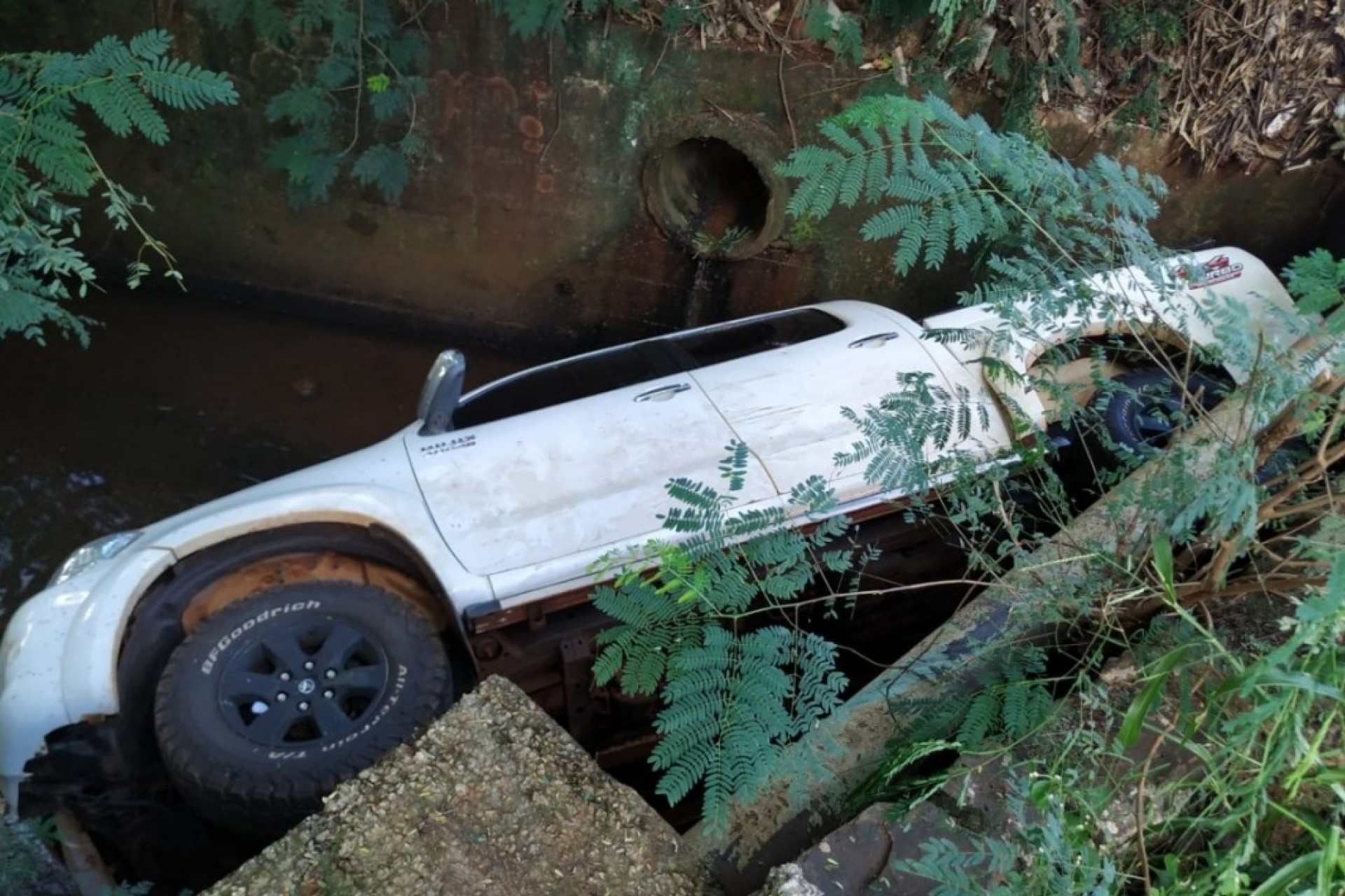 Caminhonete cai dentro de rio em São Miguel do Iguaçu