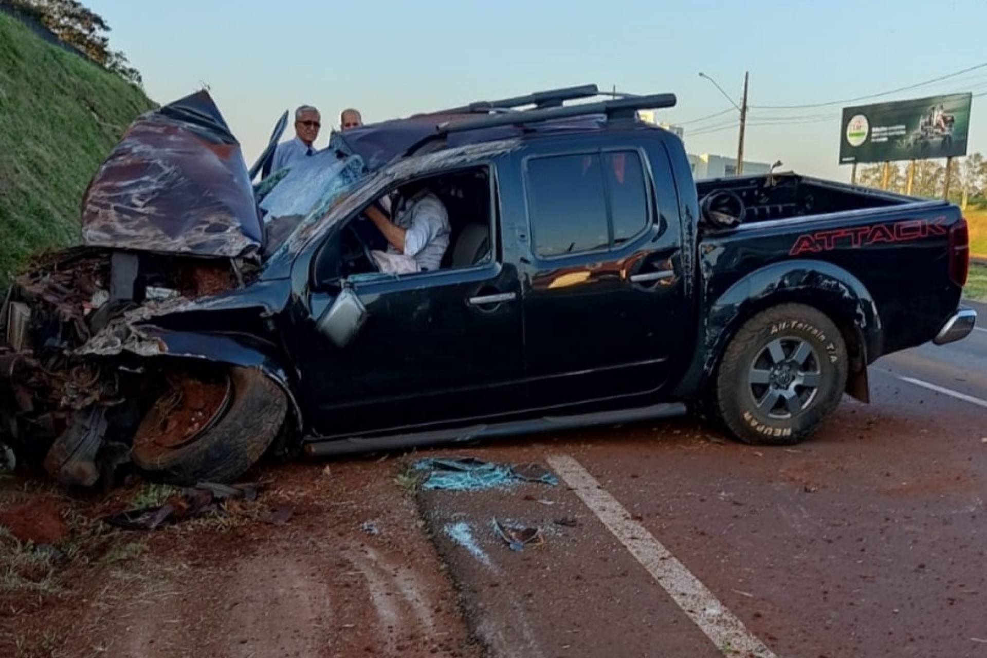 Caminhonete capota na BR 277 após motorista perder controle de direção