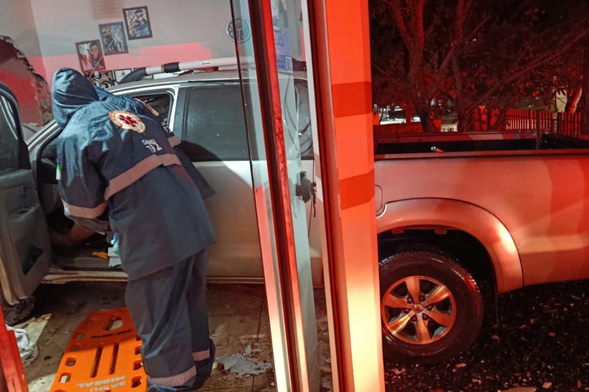 Camionete invade salão de beleza no centro de Missal durante a madrugada