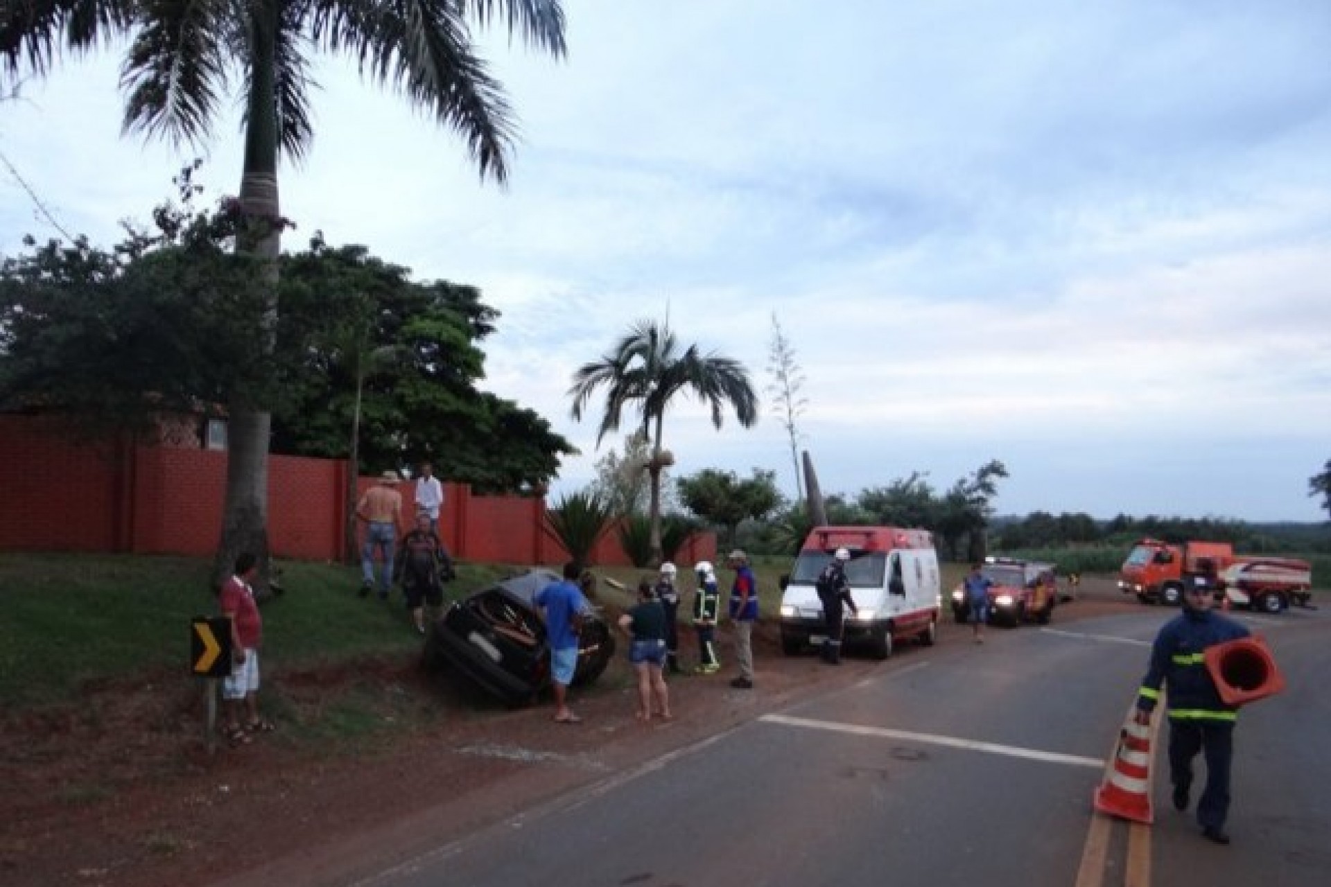 Capotamento é registrado na rodovia PR 317, curva do cemitério em Santa Helena