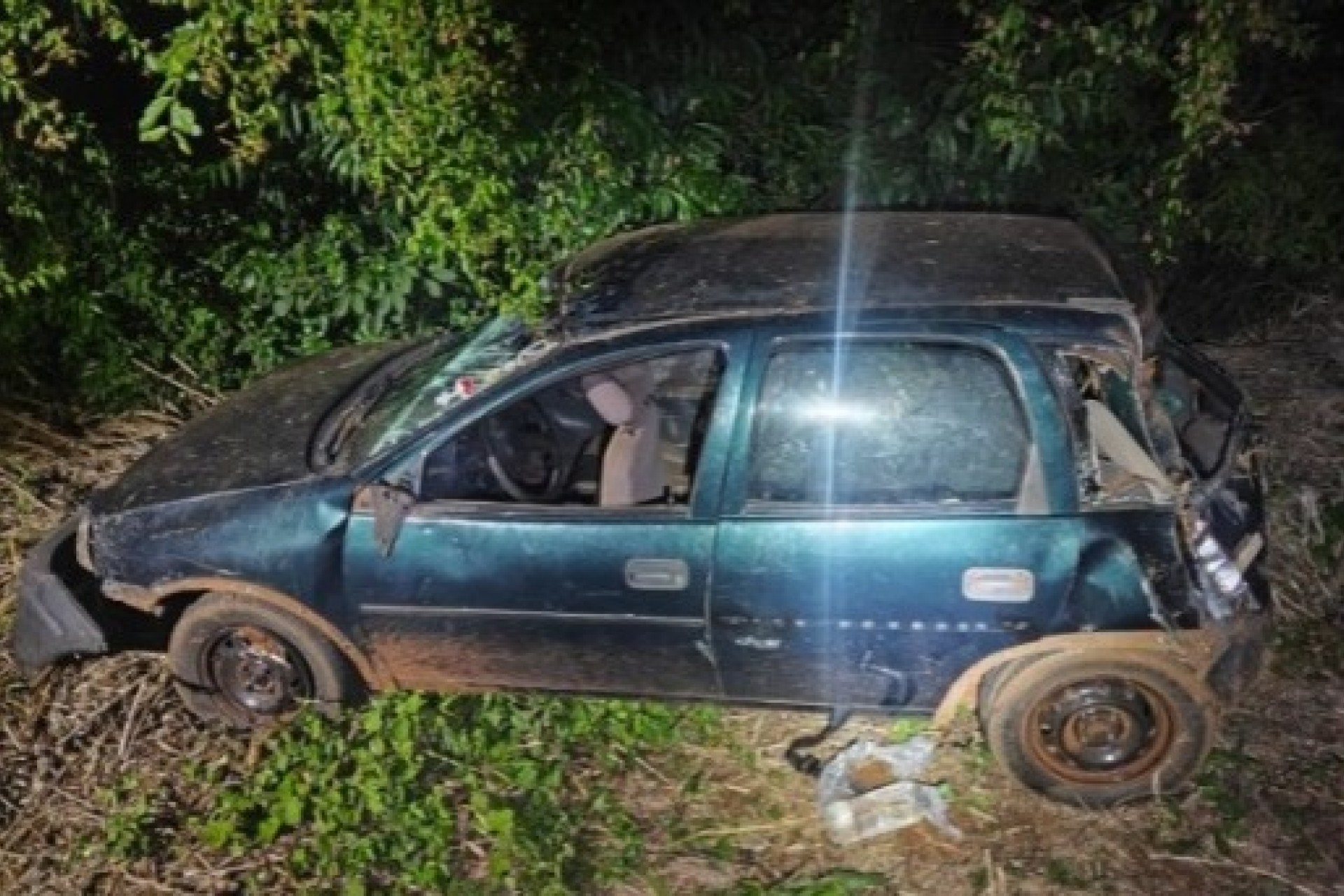 Capotamento na PR-495 em Missal deixa condutor com ferimentos moderados