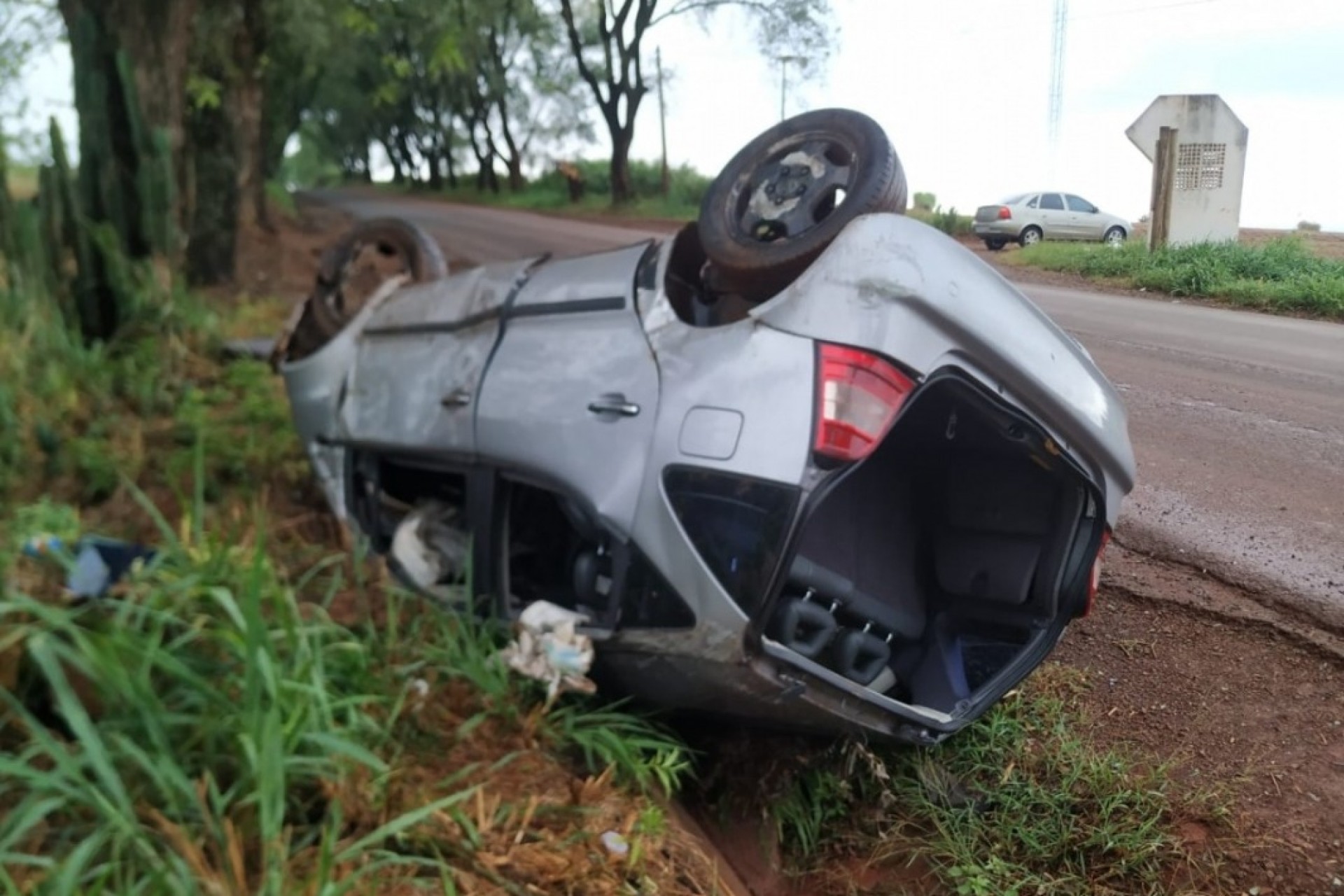 Capotamento na PR 497, deixa dois feridos; um em estado grave