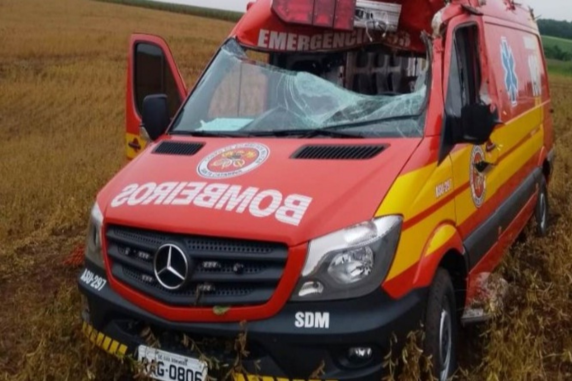 Carga de caminhão se solta e atinge viatura dos Bombeiros deixando dois militares feridos