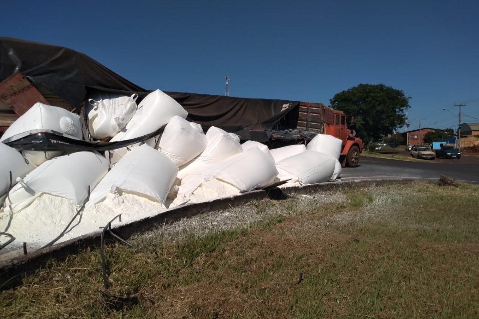 Carga de farinha se desprende e cai de carreta em São Miguel do Iguaçu
