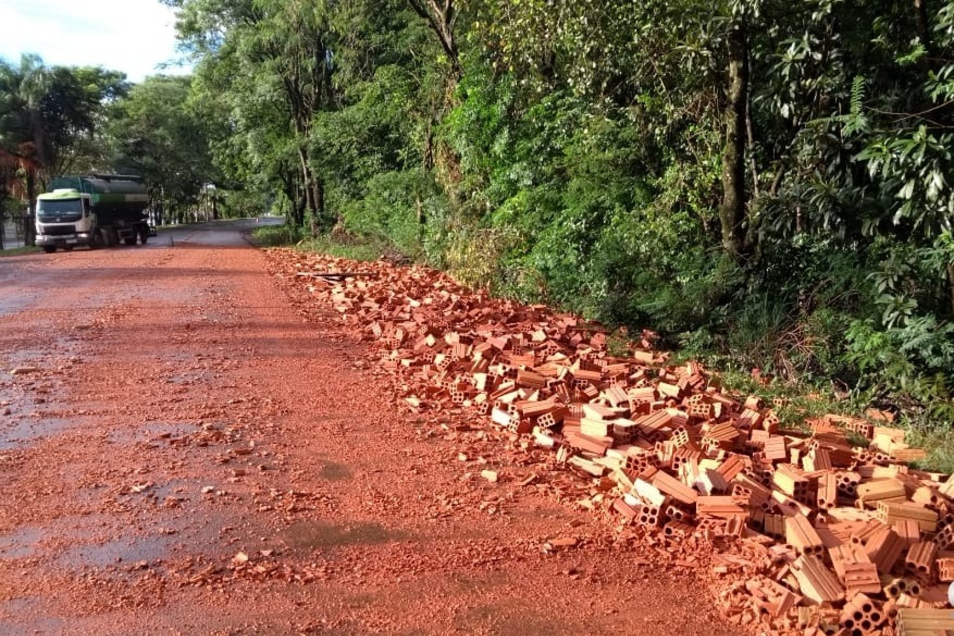 Carga de tijolos cai de carreta e interdita PR 497, na Vila Ipiranga