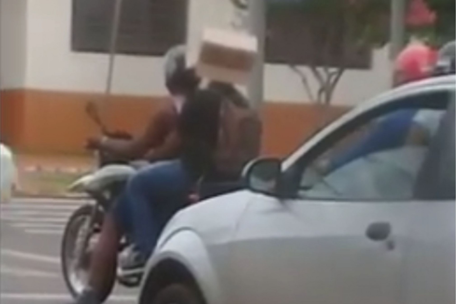 Caroneiro de moto troca o tradicional capacete por caixa de papelão em Medianeira (veja o vídeo)