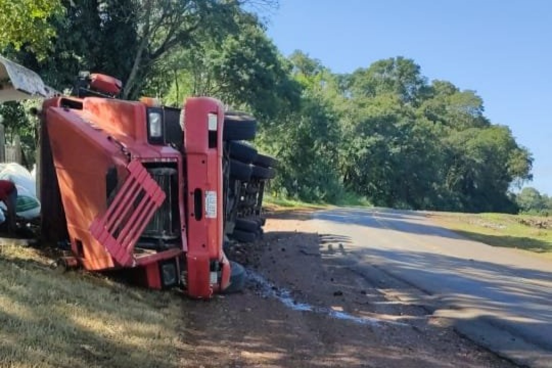 Carreta carregada de adubo tomba próximo à Ponte Queimada, entre Diamante D’Oeste e Santa Helena