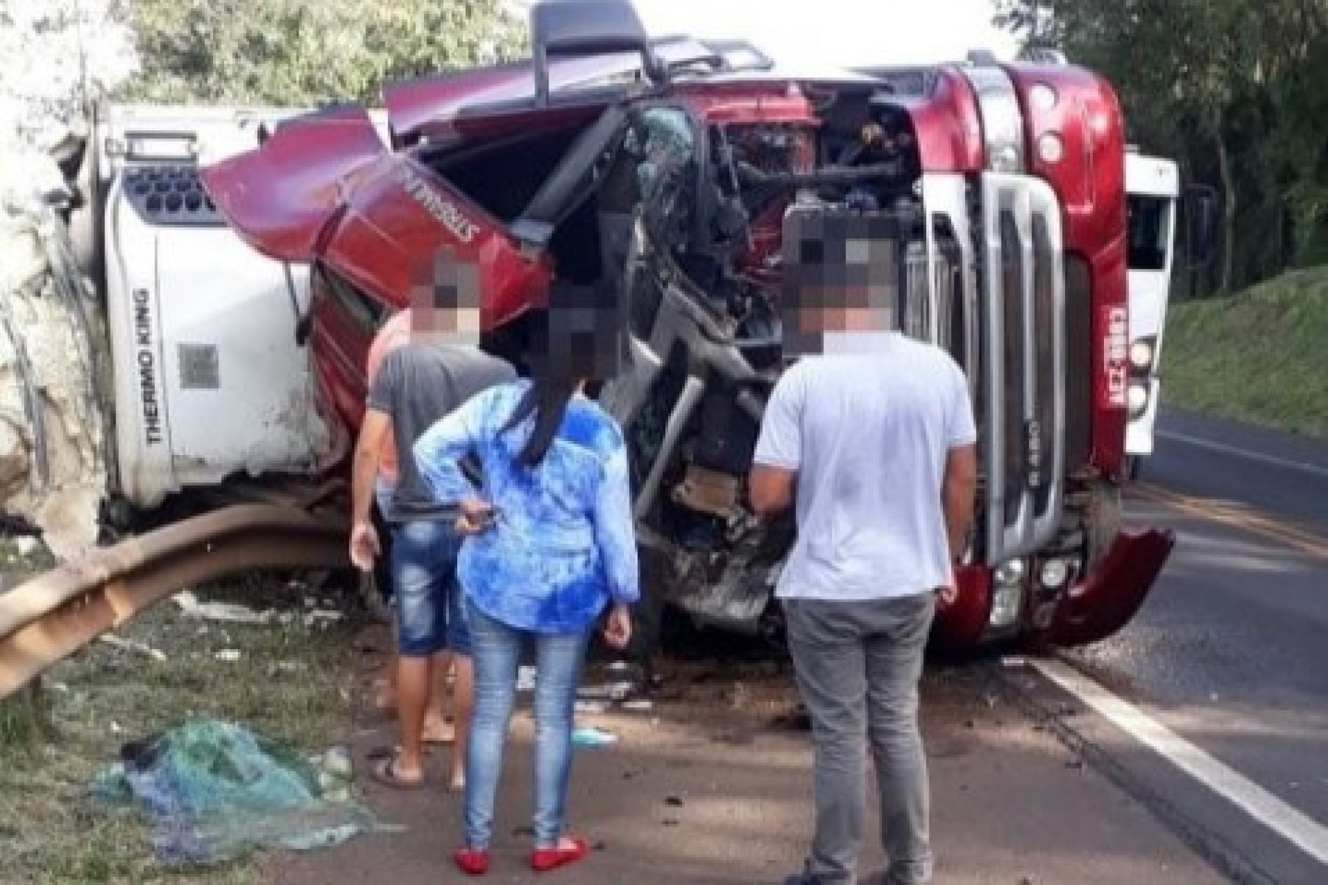 Carreta carregada de carne tomba na rodovia BR 277 entre Matelândia e Céu Azul