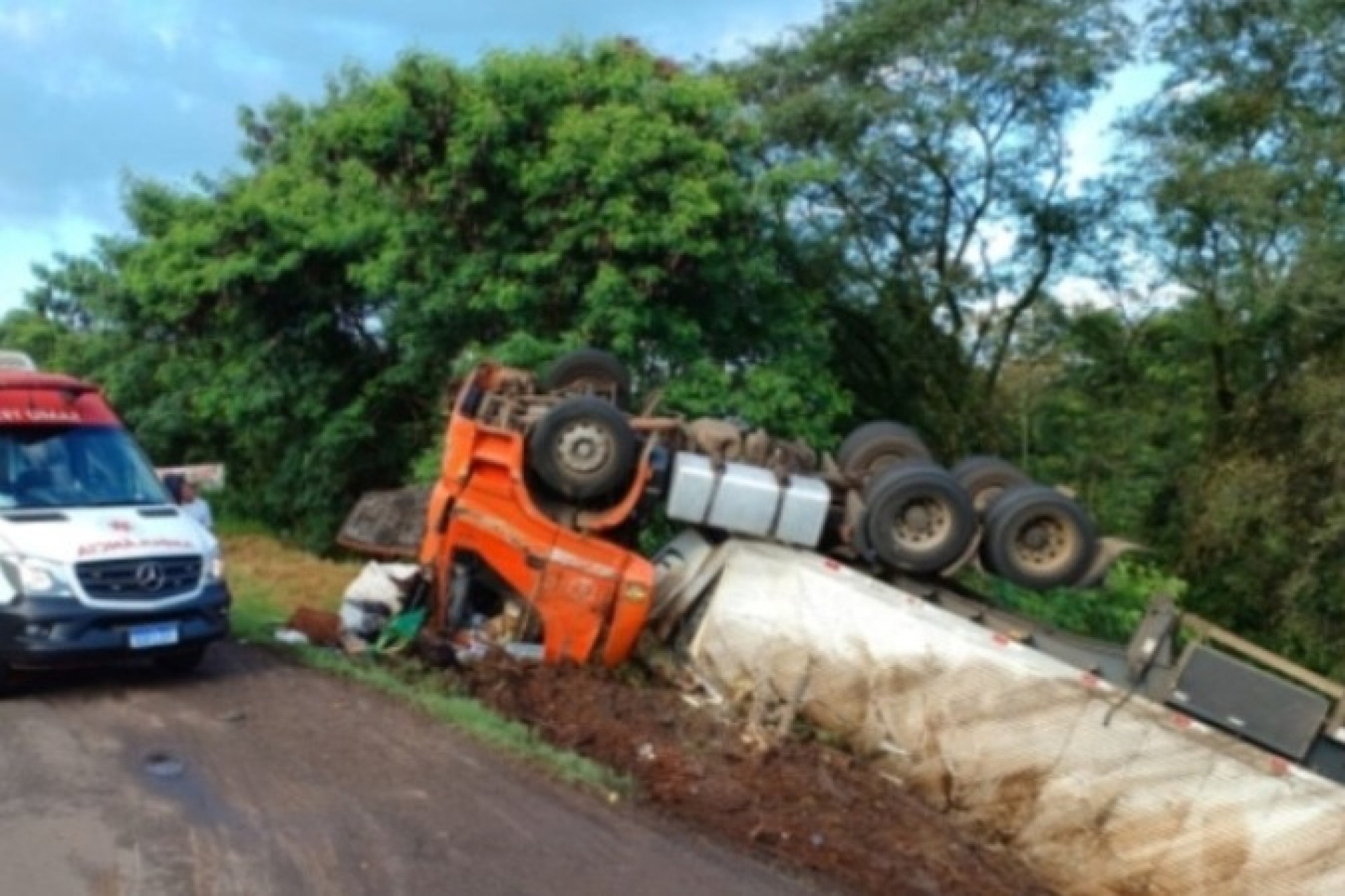 Carreta de Medianeira, carregada com frango congelado, tomba na BR-163 em Capitão