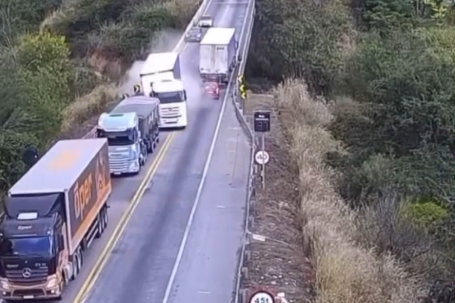 Carreta desgovernada arremessa carro de ponte e deixa cinco feridos na BR-116