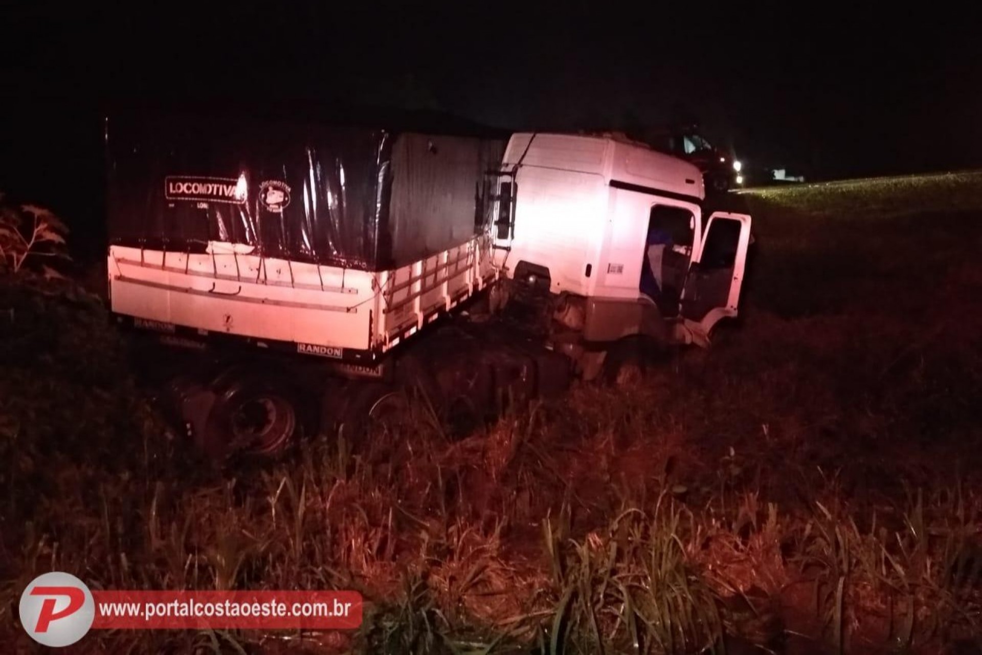 Carreta sai da pista em acidente na Serra do Mico