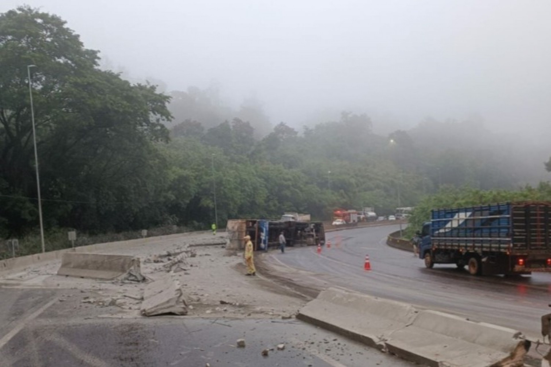 Carreta tomba e interdita parcialmente BR-277, em frente o Castelinho