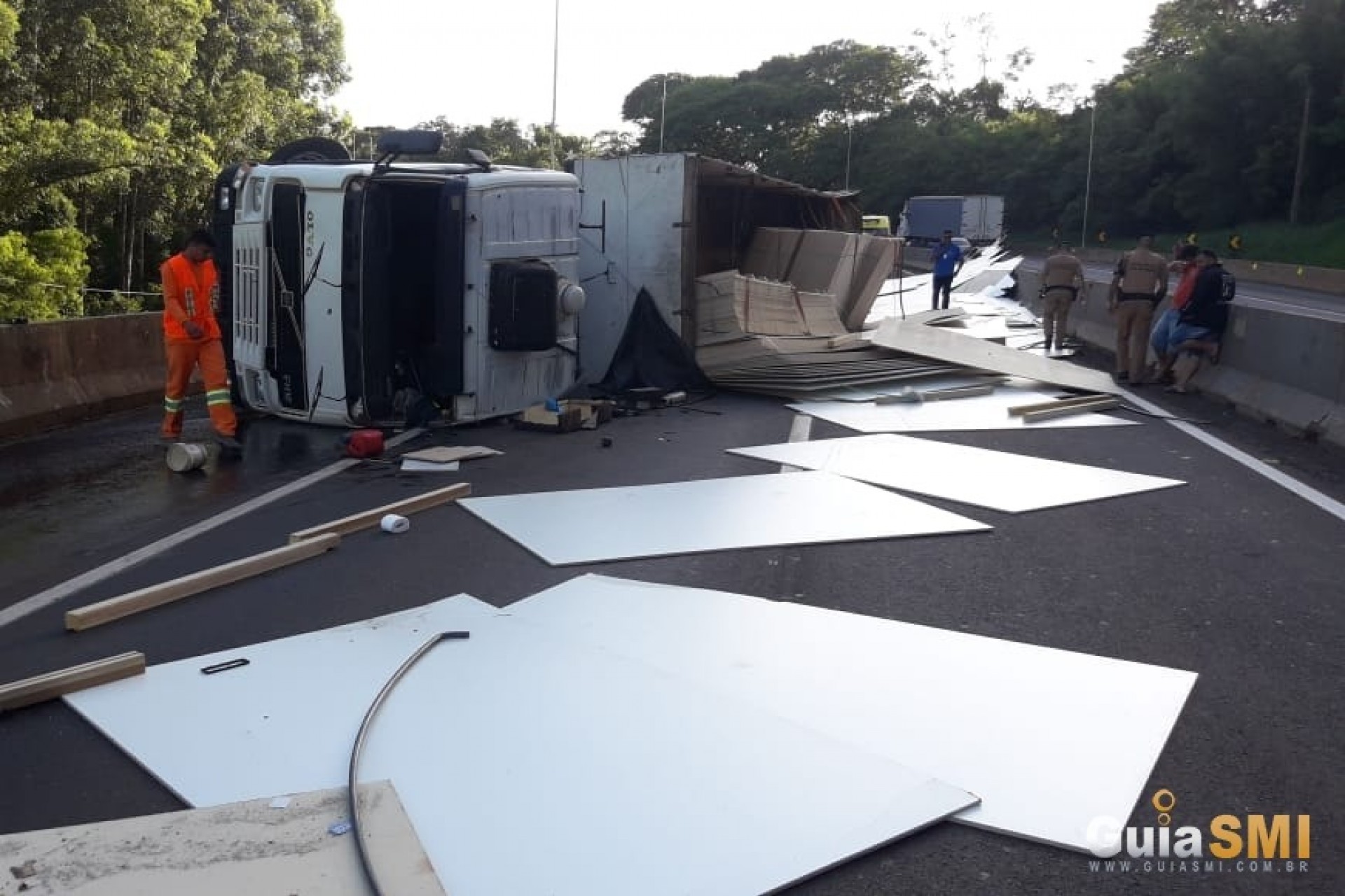 Carreta tomba e interdita pista da rodovia BR 277 em Matelândia