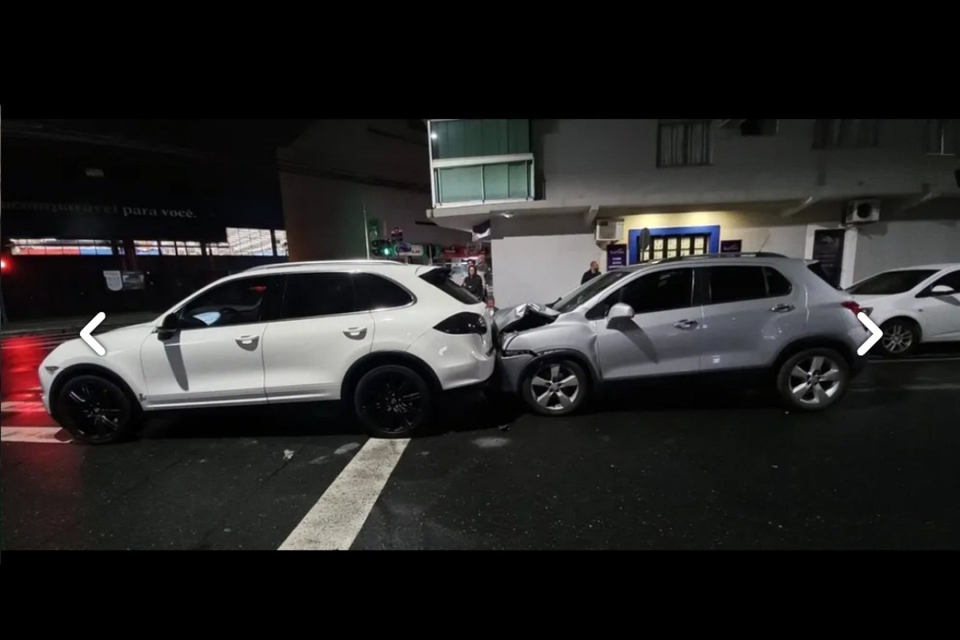 Carro atropela pedestre em Balneário Camboriú, e mulher da vítima persegue motorista até ele parar