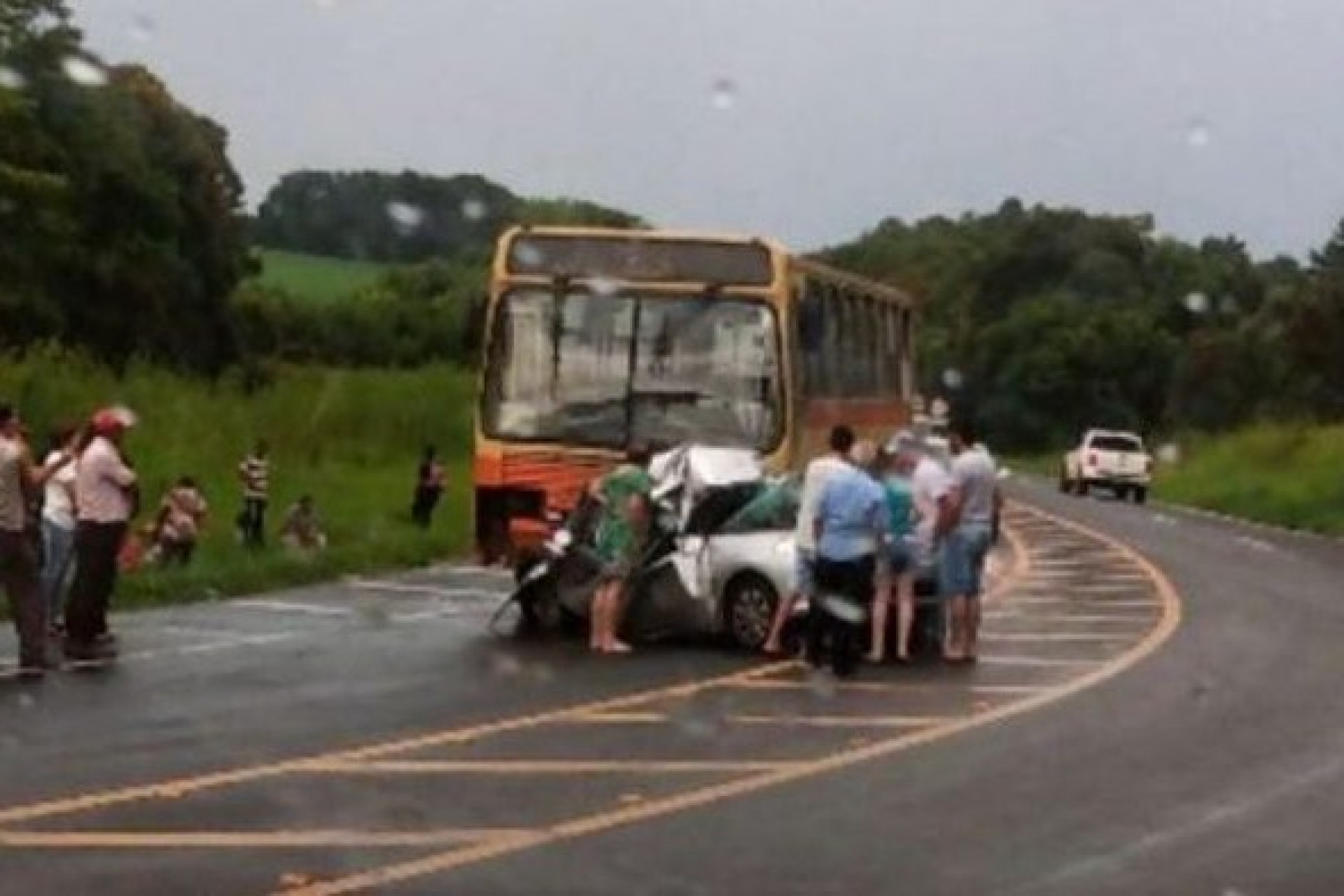 Carro com placas de Foz se envolve em acidente com ônibus e deixa 5 mortos na BR-277