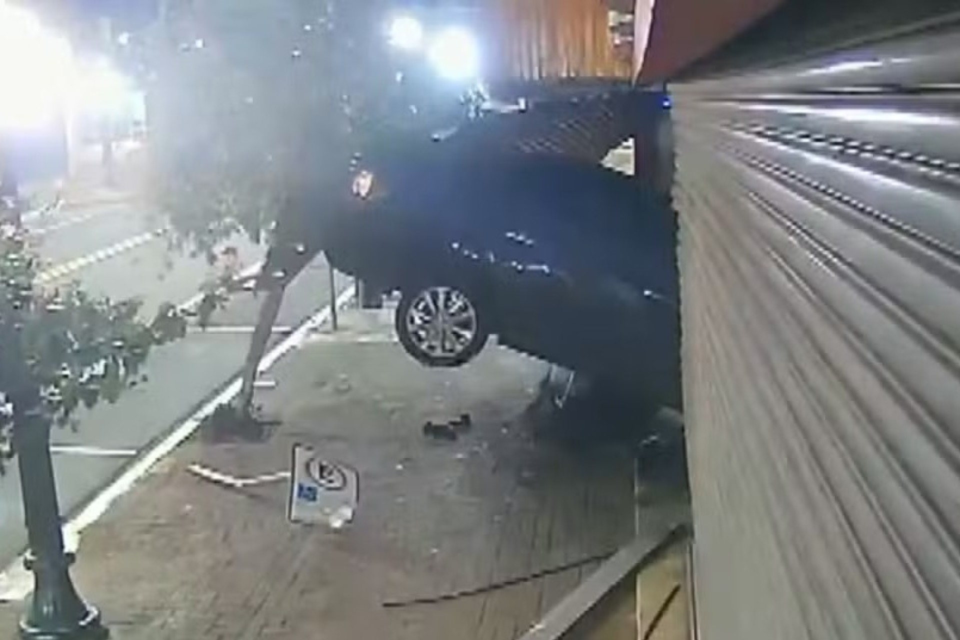 Carro conduzido por motorista bêbado invade loja do Paraná e fica 'pendurado' na porta