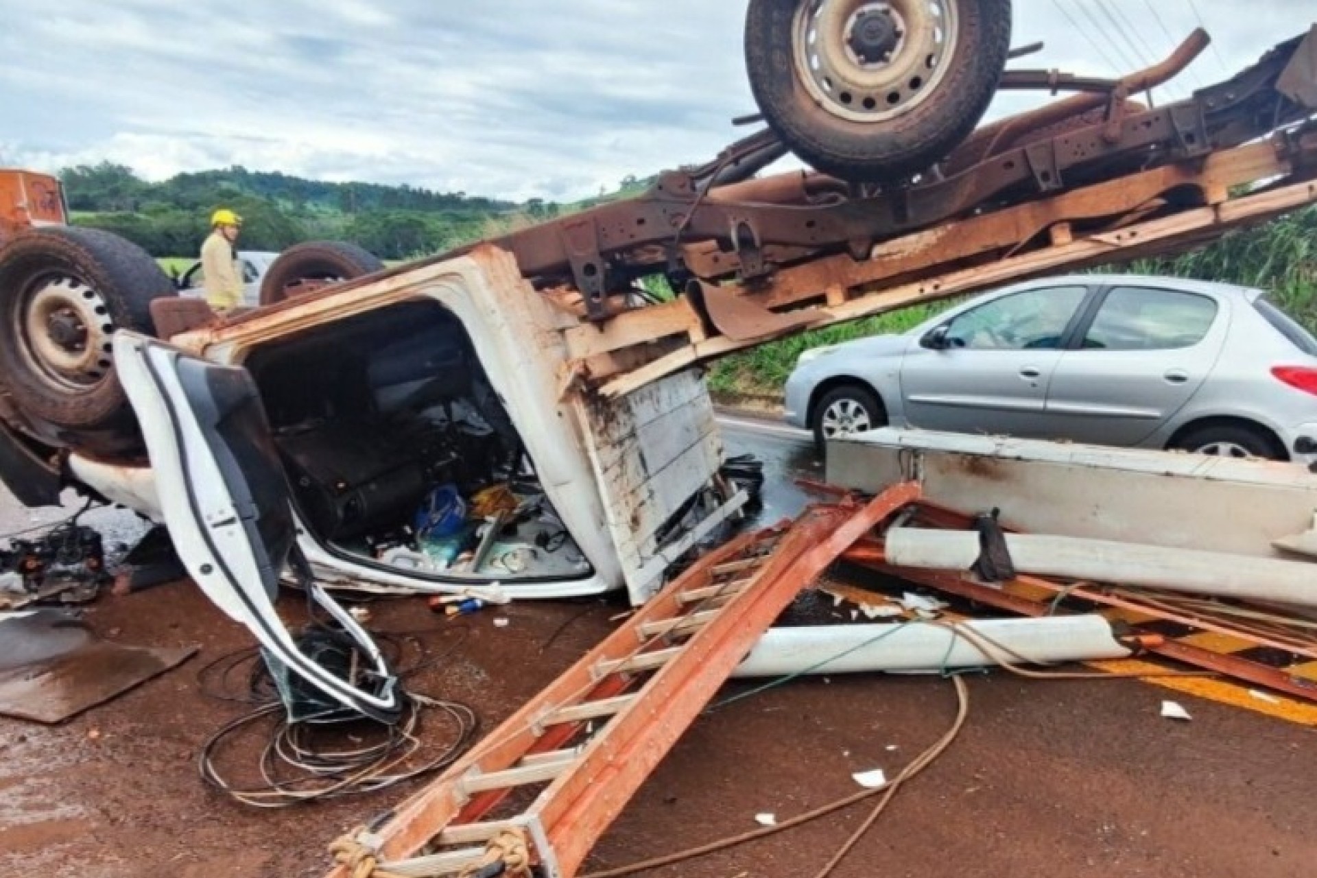 Carro de empresa de eletricidade capota na PR-497 em São Miguel do Iguaçu