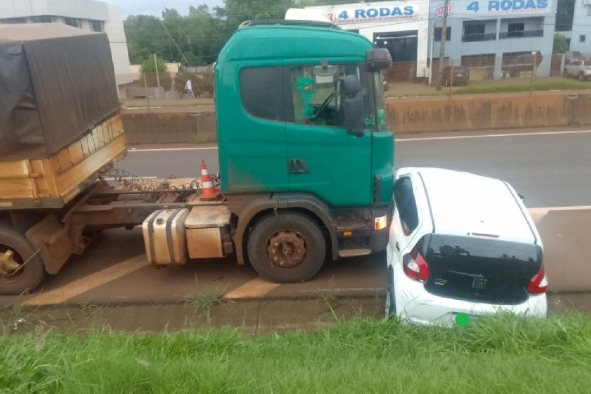Carro é arrastado por carreta na BR-277 em Medianeira