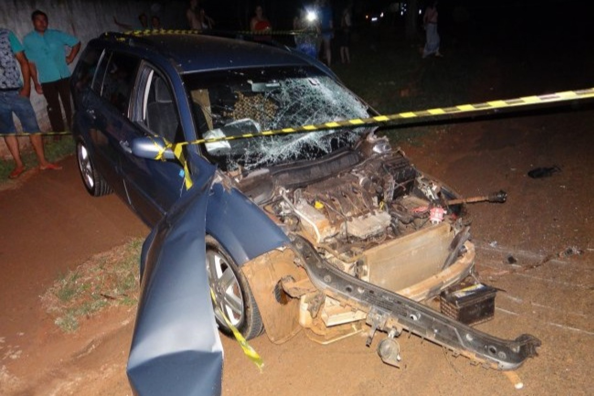 Carro e caminhão se envolvem em grave acidente em Santa Helena