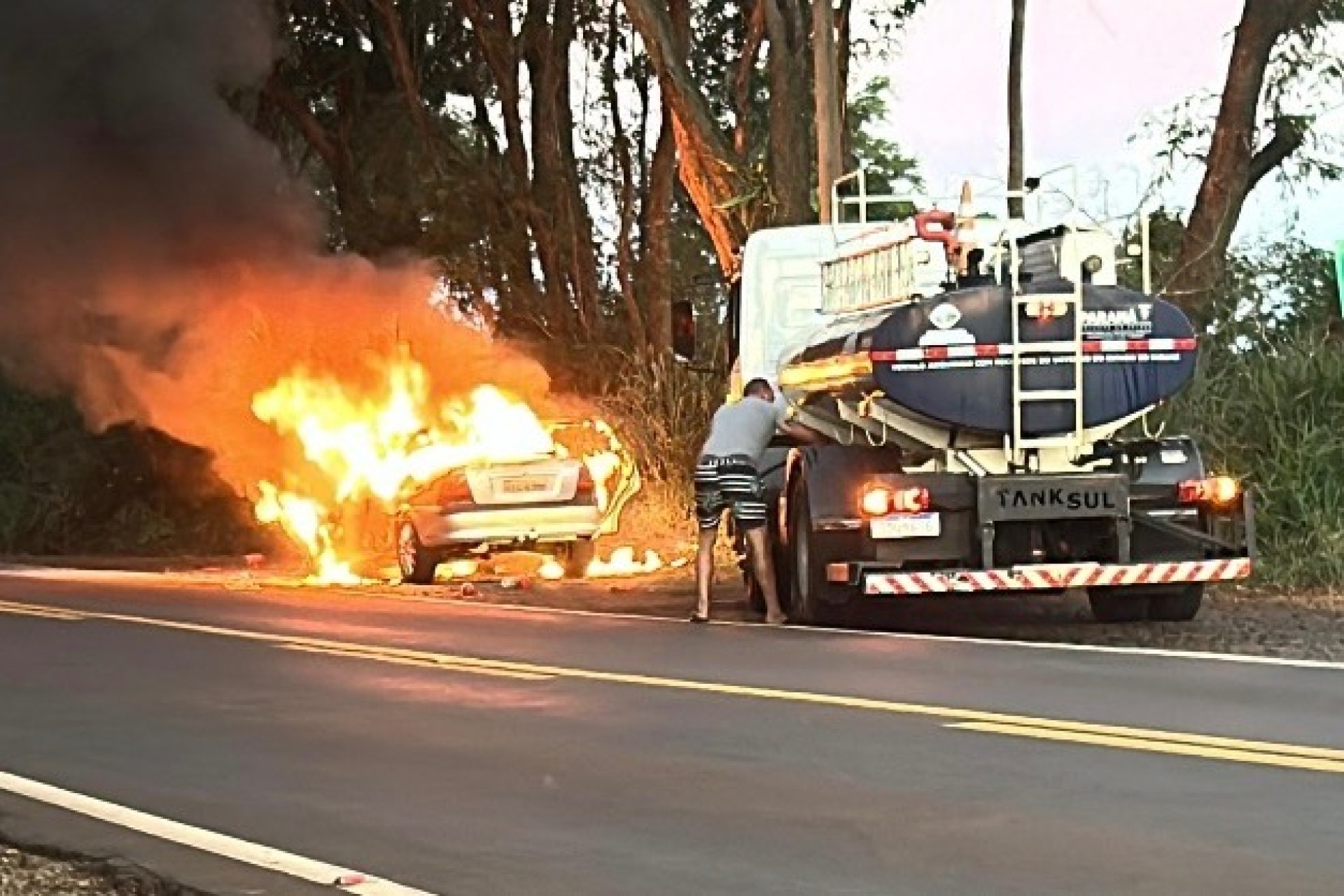 Carro é consumido pelas chamas na PR-495 entre Missal e Dom Armando