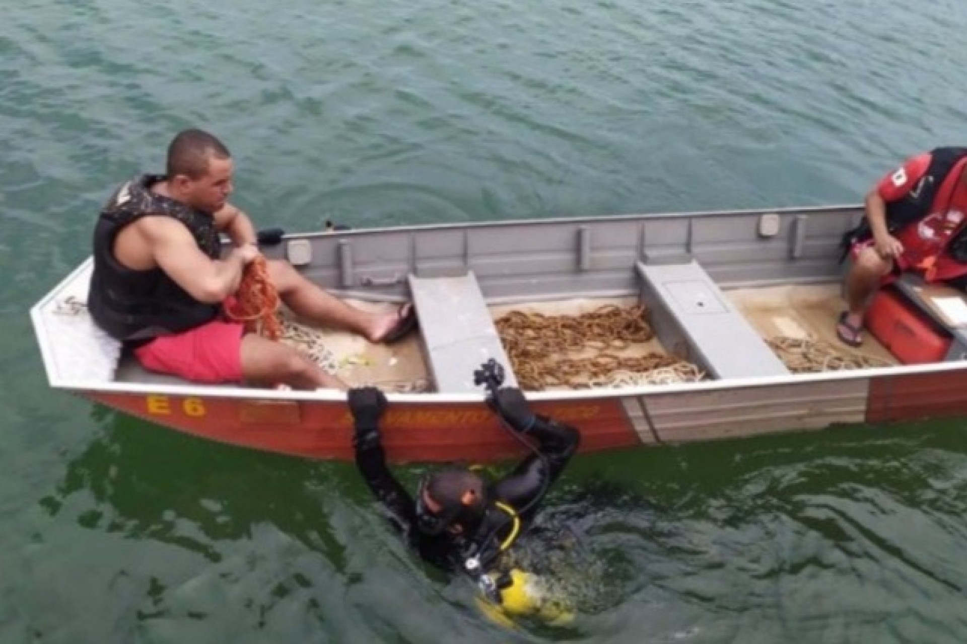 Carro é encontrado submerso no lago em Itaipulândia e pode ser de homem que está desaparecido