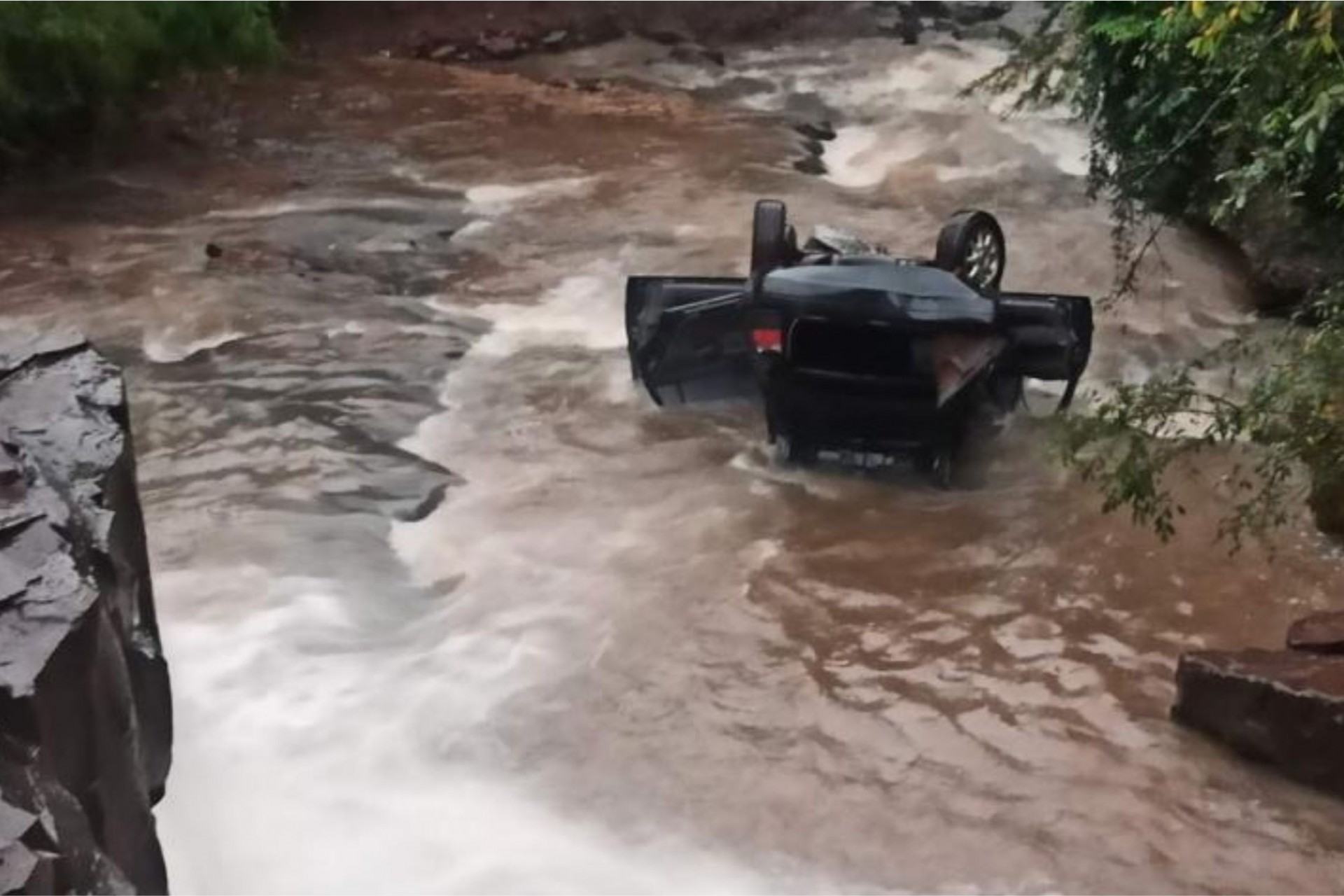 Carro é levado pela correnteza, pai resgata criança que estava dentro do veículo em Toledo