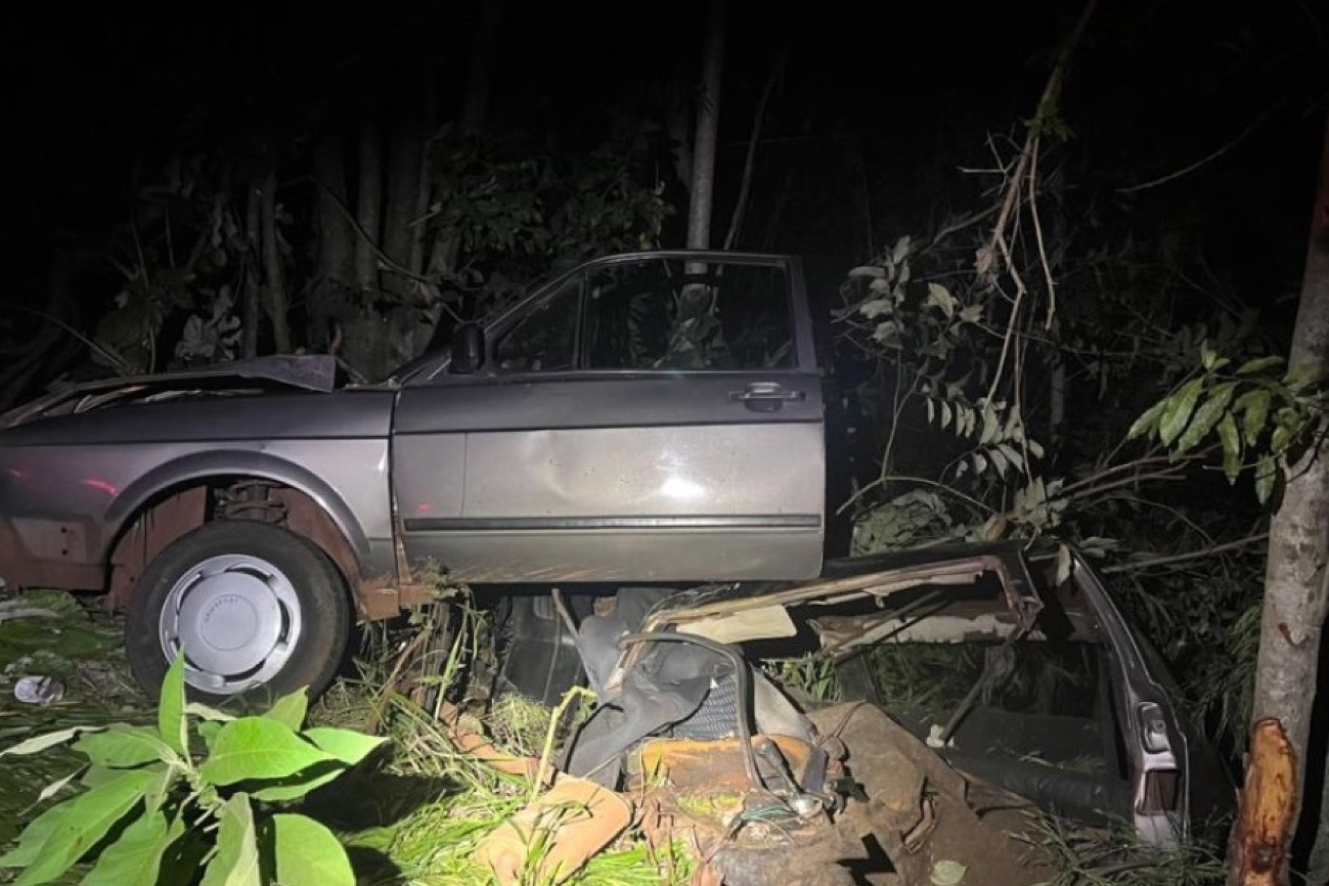 Carro parte ao meio após colisão contra árvores na PR-585, em São Pedro do Iguaçu