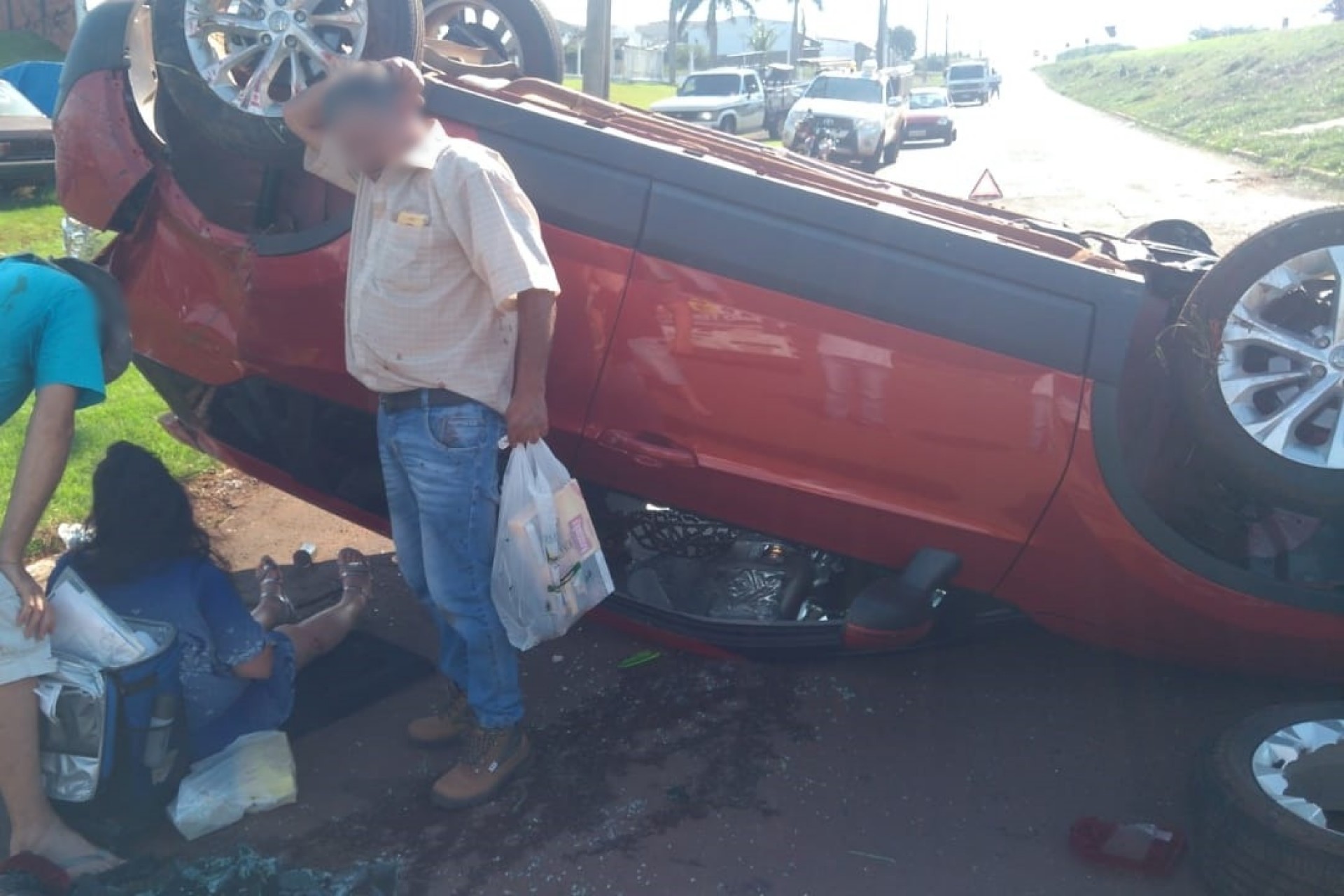 Carro sai da pista e capota após colisão na BR-277