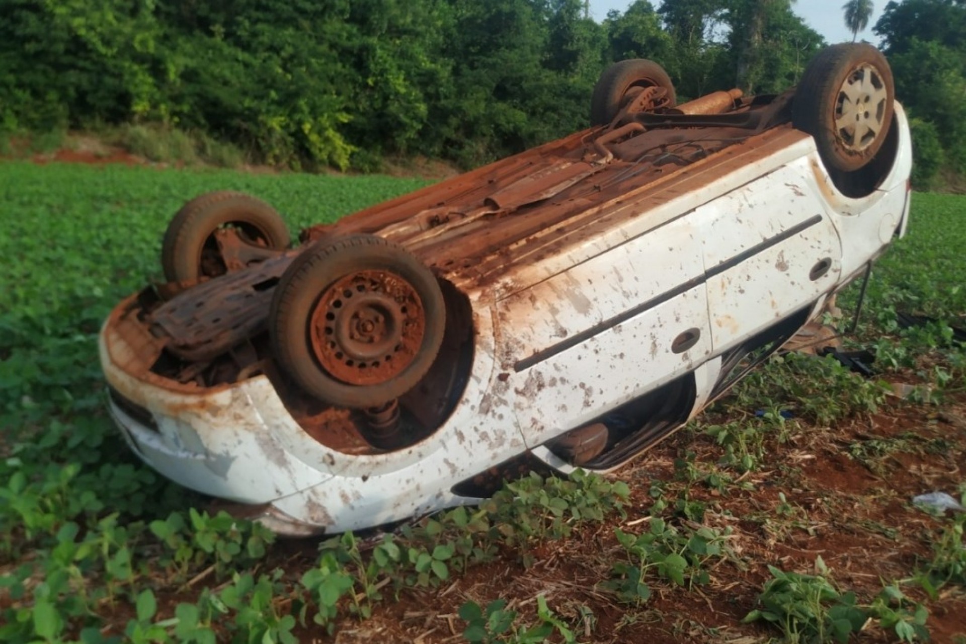 Carro sai da pista e capota em Aurora do Iguaçu