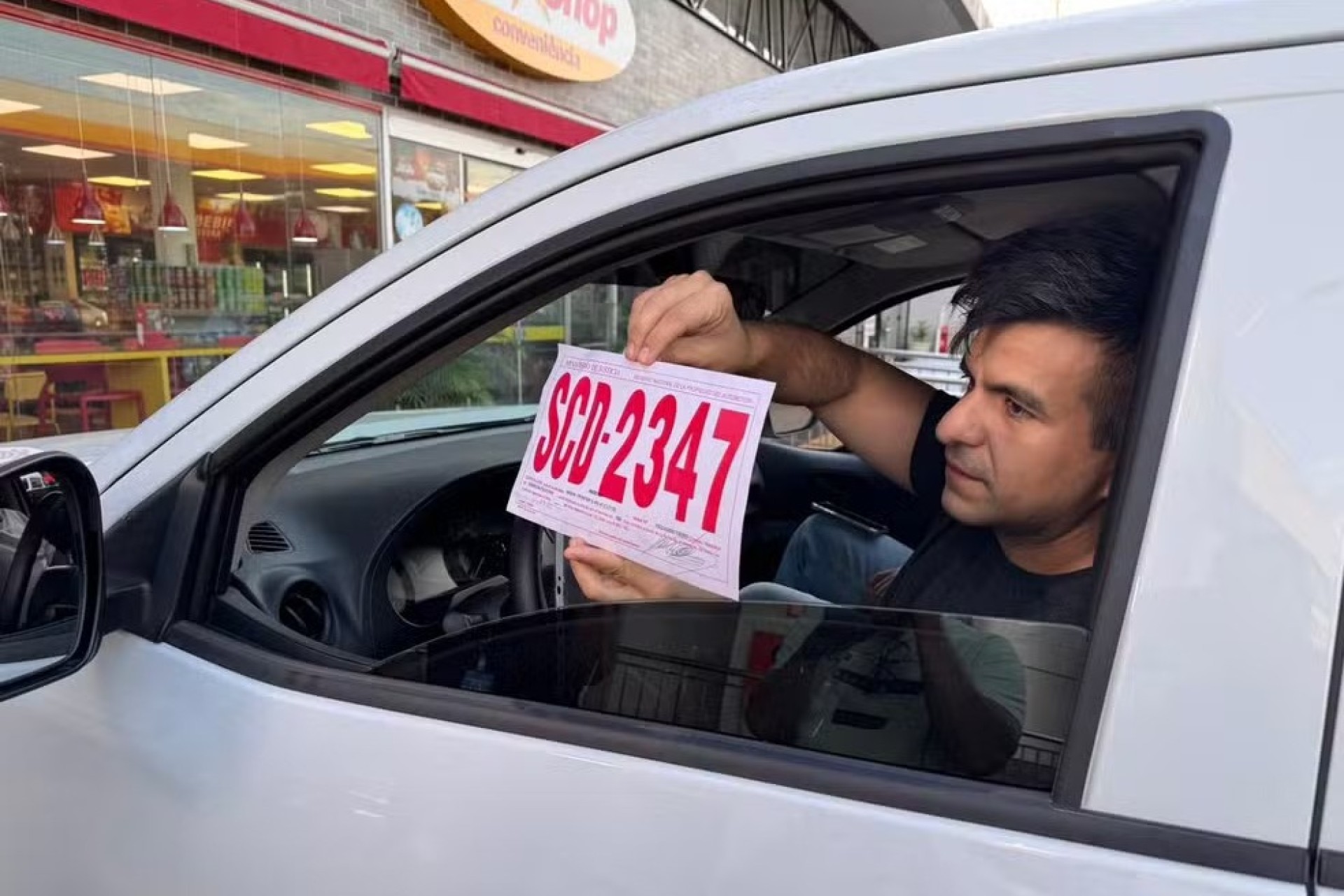 Carros argentinos com placa de papel são vistos circulando em Foz do Iguaçu; entenda
