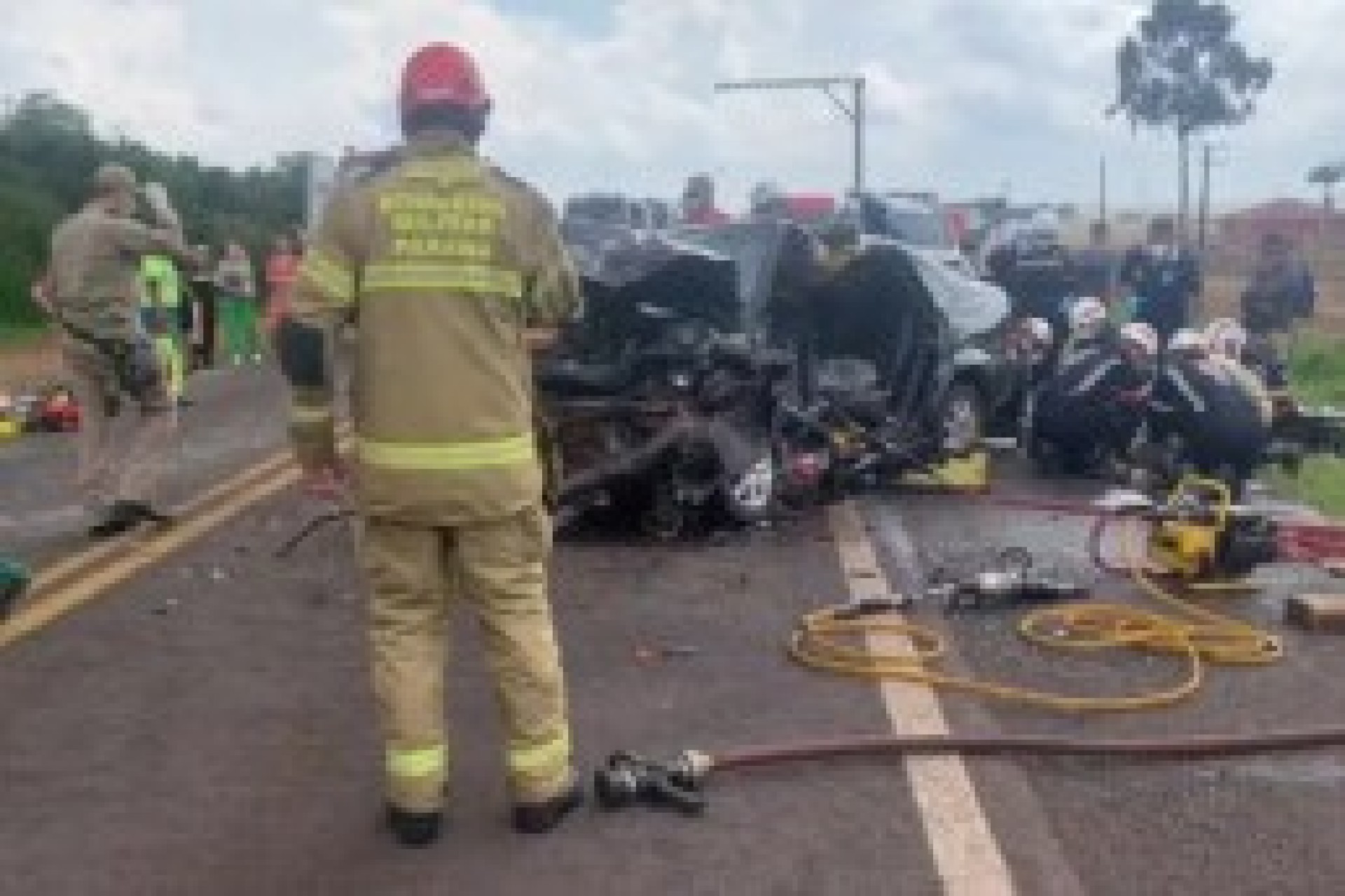 Carros ficam destruídos e ocupantes feridos em forte batida na BR-277 em Céu Azul