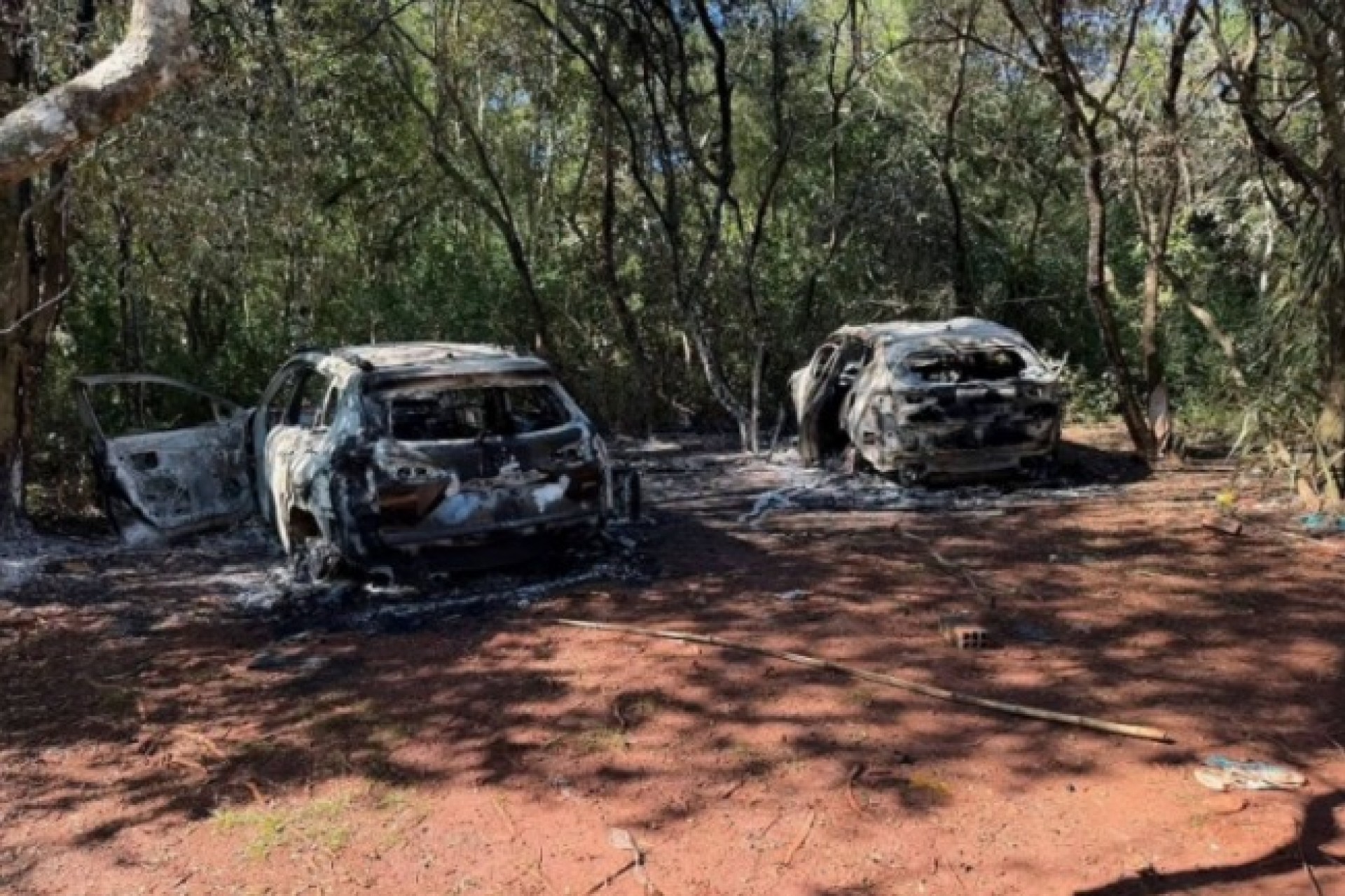 Carros são encontrados queimados às margens do Lago de Itaipu