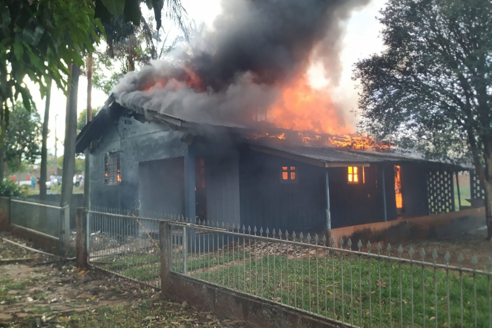 Casa pega fogo no centro de São Miguel do Iguaçu